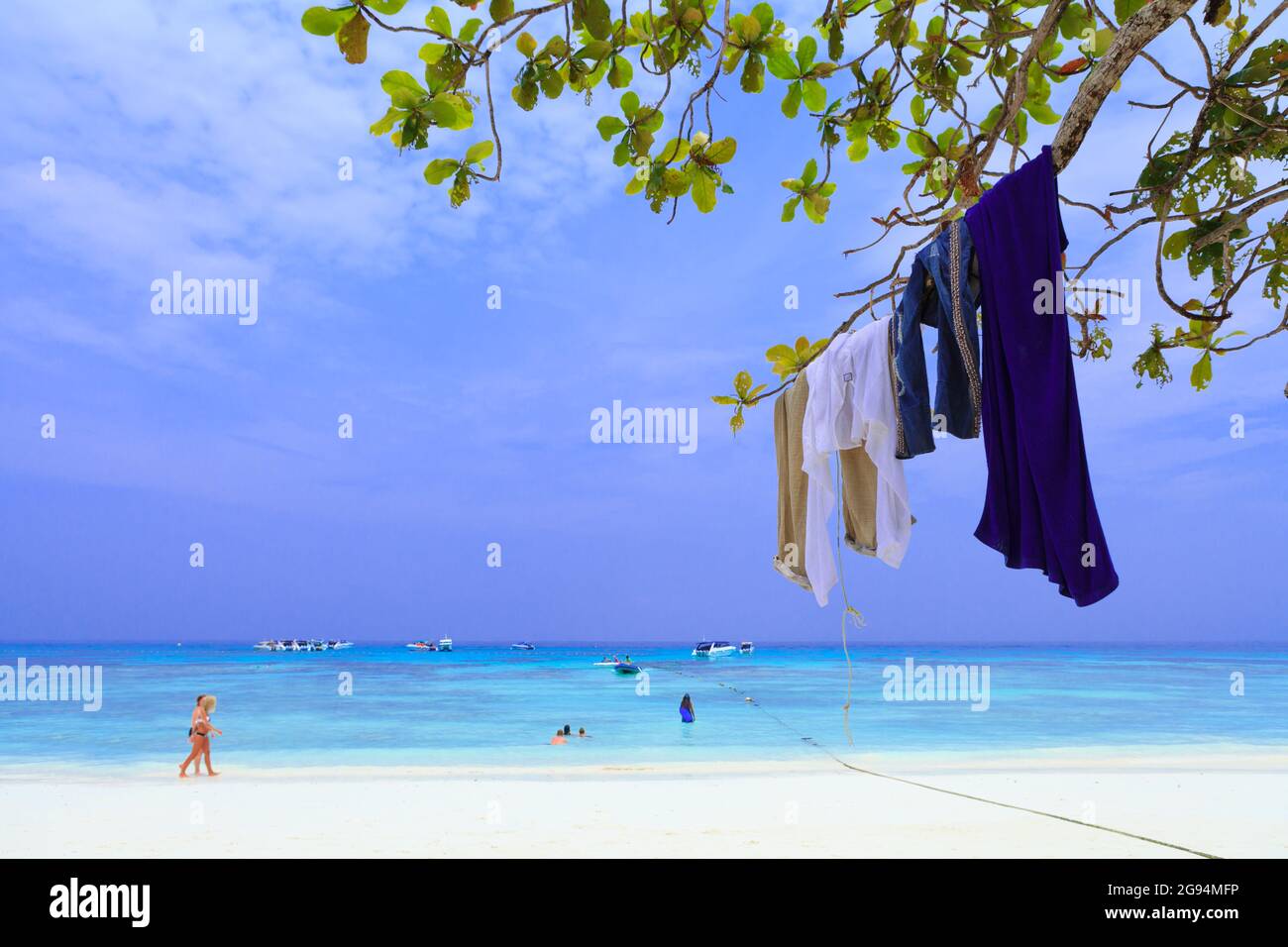 Kleidung des Tourismus hängen an Baum Zweig, Strand im Süden von Thailand Stockfoto