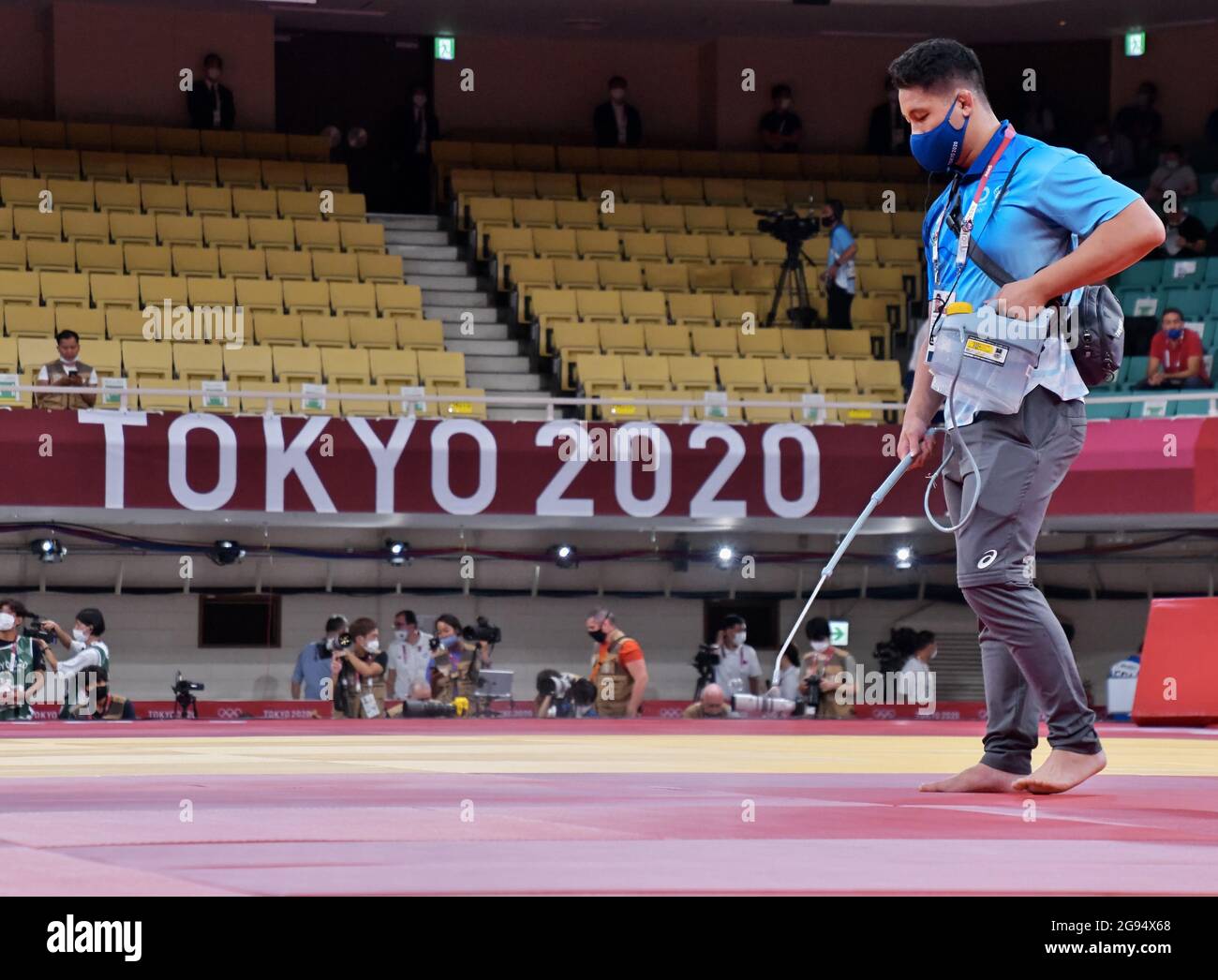 Tokio, Japan. Juli 2021. Ein Mitarbeiter arbeitet während der Olympischen Spiele 2020 in Tokio am Samstag, den 24. Juli 2021, in Nippon Budoka in Tokio, Japan. Foto von Keizo Mori/UPI Credit: UPI/Alamy Live News Stockfoto