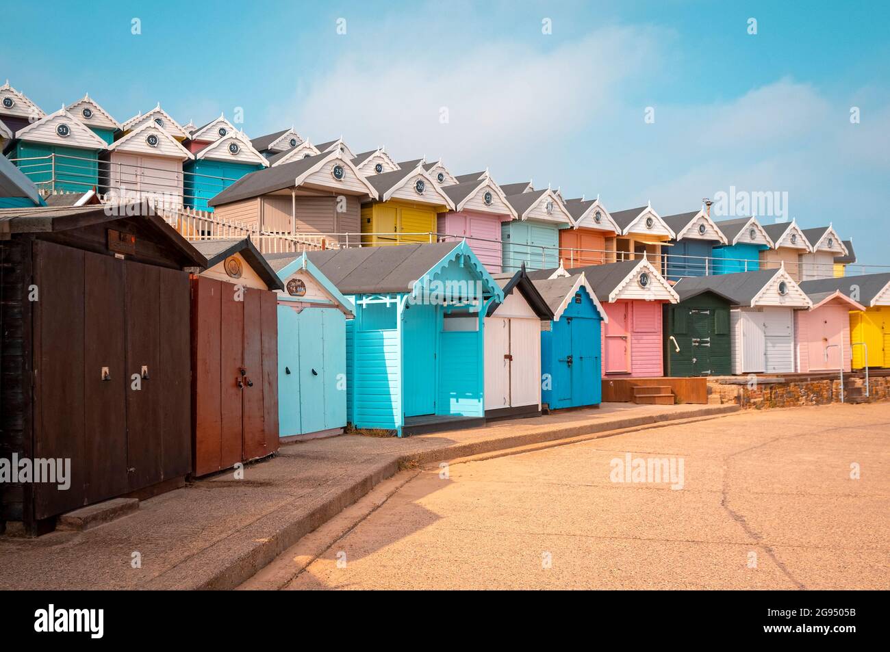 Reihe geschlossener Strandhütten, Walton Pier, Walton-on-the-Naze, Essex, England Stockfoto