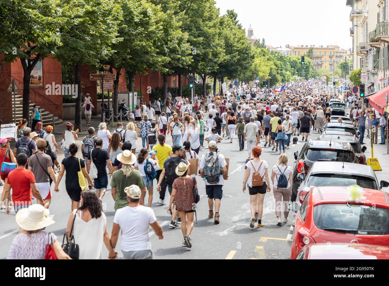 Tausende Demonstranten marschieren am 24. Juli 2021 in Nizza, Frankreich, durch die Straßen von Nizza, um gegen den Gesundheitsausweis zu protestieren. Seit Juli 21 müssen Menschen, die in die meisten öffentlichen Bereiche Frankreichs gehen wollen, einen Nachweis für die Covid-19-Impfung oder einen negativen Test vorlegen, da das Land sich in Fällen der hochübertragbaren Covid-19-Delta-Variante auf eine gefürchtete Spitze einstellt. Foto von Lucie Choquet/ABACAPRESS.COM Stockfoto