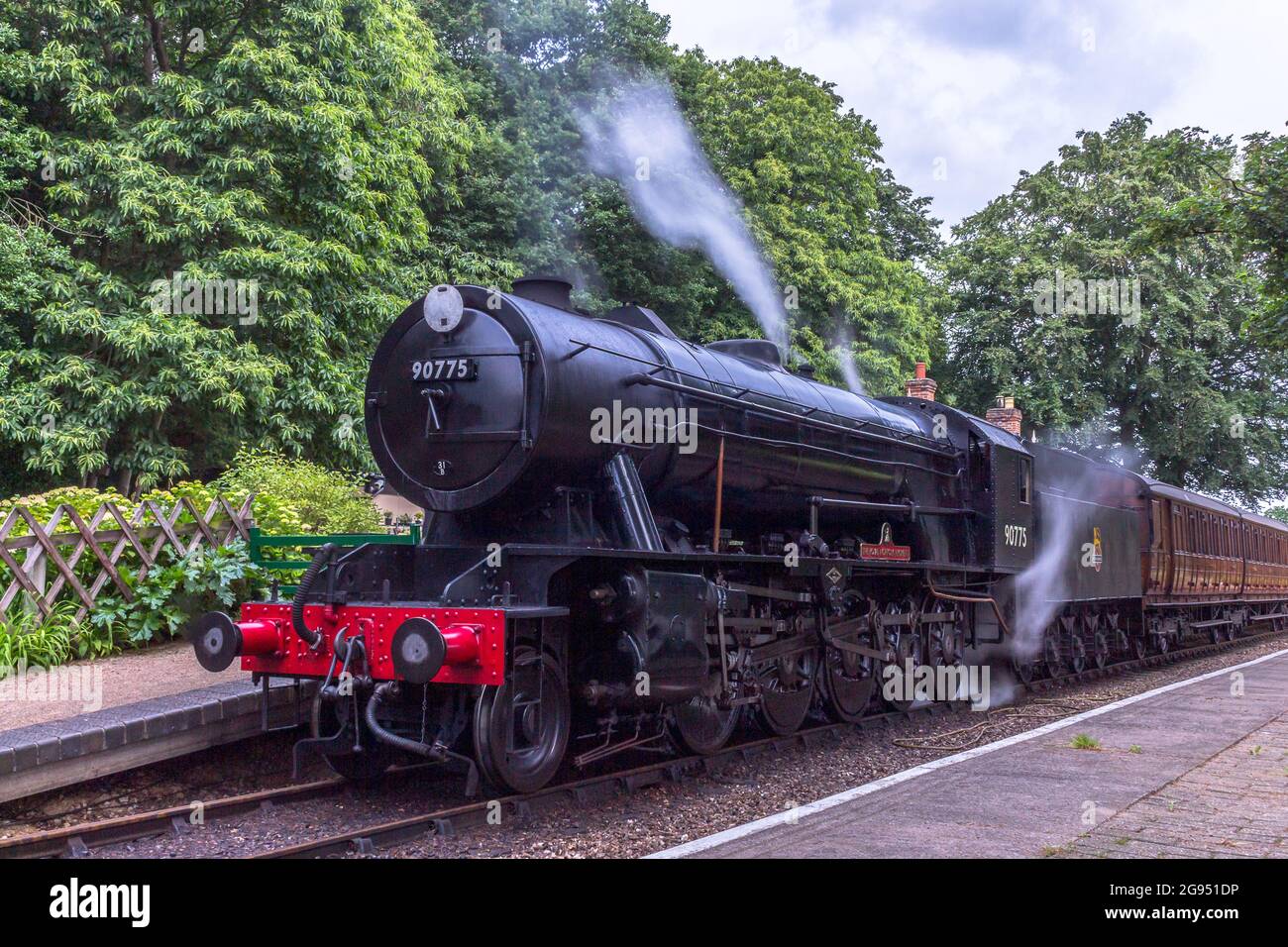 Der Dampfzug der Poppy Line, „The Royal Norfolk Regiment“, gesehen am holt-Bahnhof in Norfolk, wurde am 9. Juli 2021 aufgenommen. Stockfoto