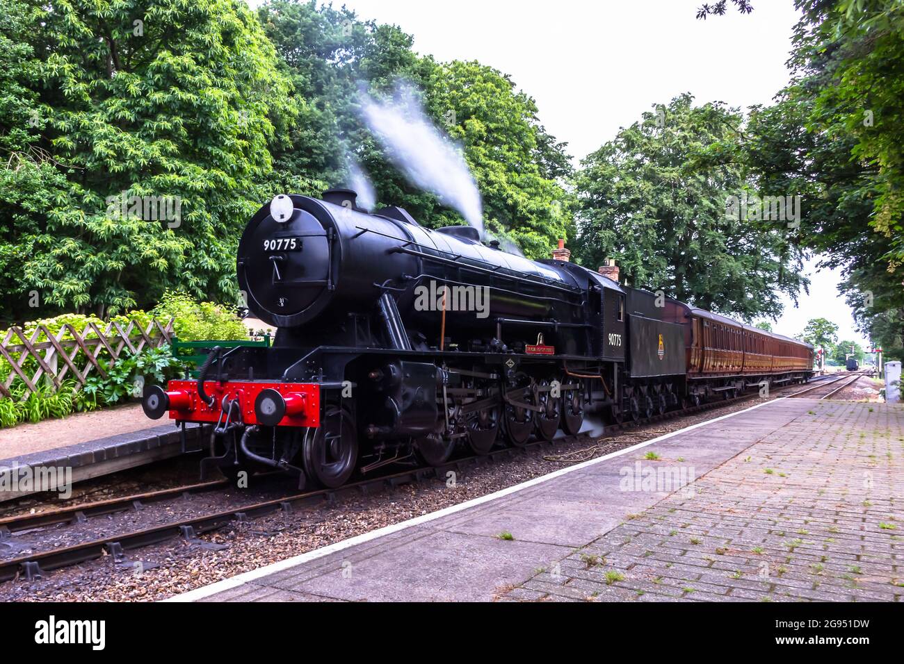 Der Dampfzug der Poppy Line, das „Royal Norfolk Regiment“, der am 9. Juli 2021 am holt-Bahnhof in Norfolk wartet. Stockfoto