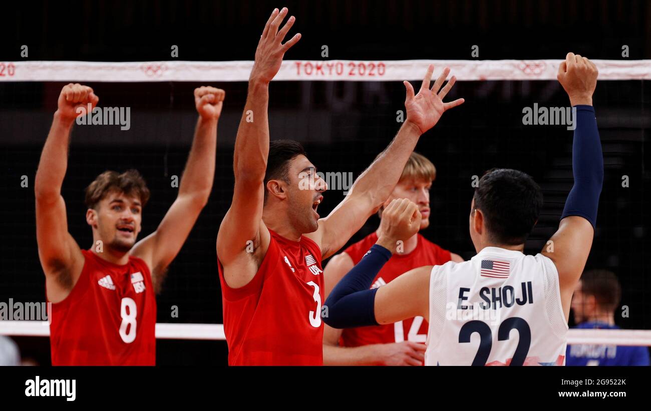 Olympische Spiele 2020 In Tokio Volleyball Manner Pool B Vereinigte Staaten Frankreich Ariake Arena Tokio Japan 24 Juli 2021 Taylor Sander Aus Den Vereinigten Staaten Feiert Mit Teamkollegen Reuters Valentyn Ogirenko Stockfotografie