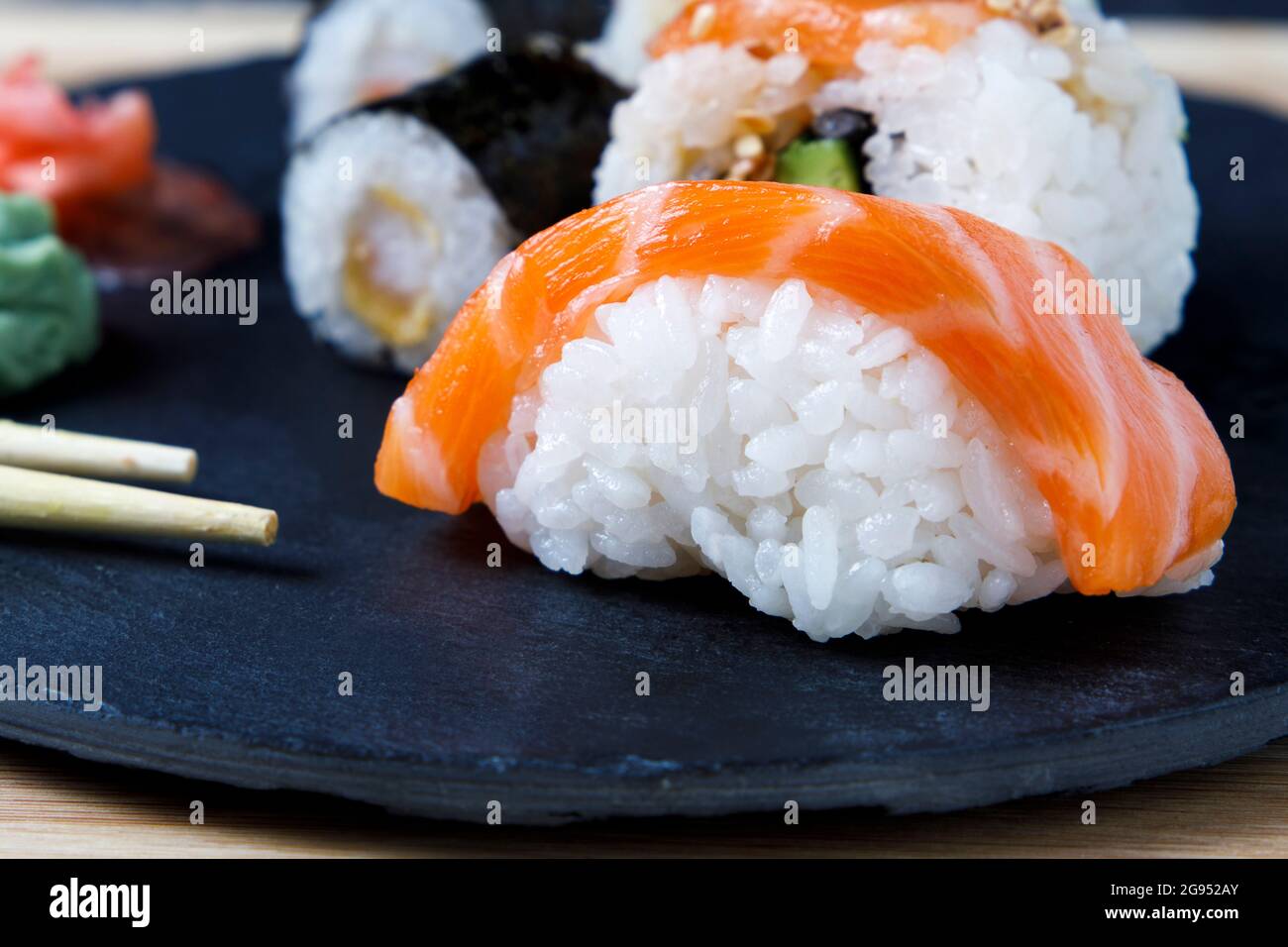 Auswahl an Sushi mit Wasabi und Say Souce Stockfoto