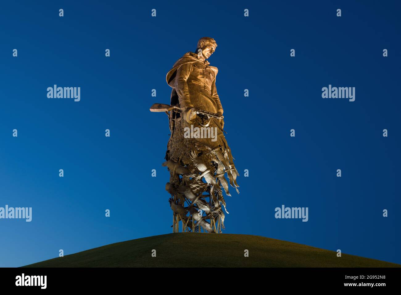 RSCHEW, RUSSLAND - 07. JULI 2021: Skulptur eines sowjetischen Soldaten Nahaufnahme Juli Nacht. Das Denkmal zu Ehren der gefallenen Soldaten während Gross Vaterländisch Stockfoto