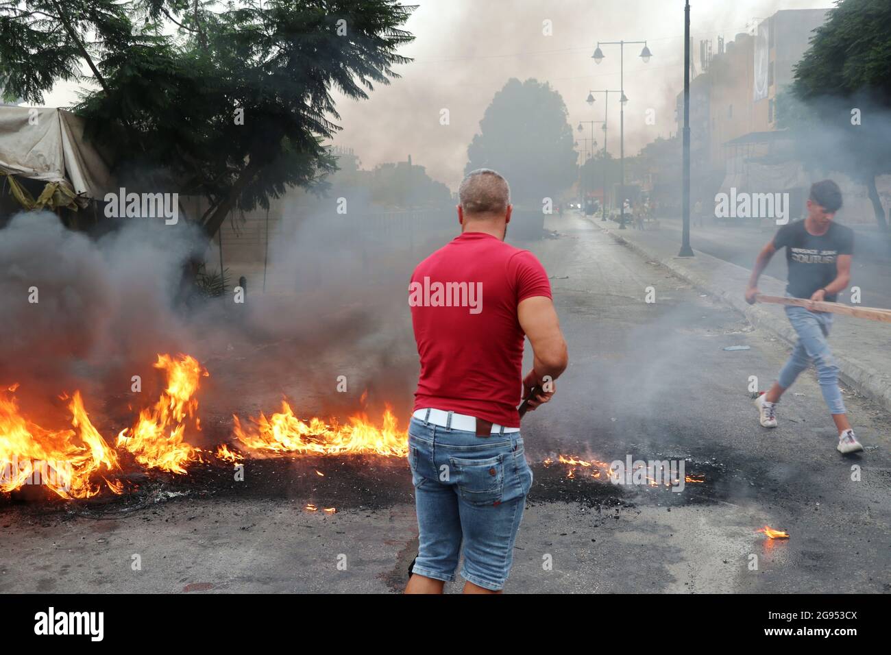 Demonstranten blockieren am 23. Juli 2021 eine Straße in Tripolis, Nordlibanon. Nachdem der designierte Premierminister des Libanon, Saad Hariri, am 15. Juli zurückgetreten ist, werden die Auseinandersetzungen, Proteste und Unruhen im ganzen Land fortgesetzt. (Elisa Gestri/Sipa USA) Stockfoto