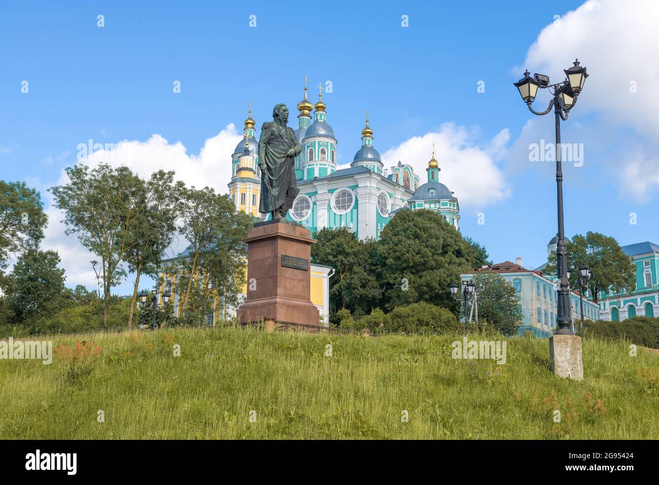 SMOLENSK, RUSSLAND - 04. JULI 2021: Blick auf das Denkmal des russischen Kommandanten, Feldmarschall Kutusow M.I. Juli an einem Nachmittag Stockfoto
