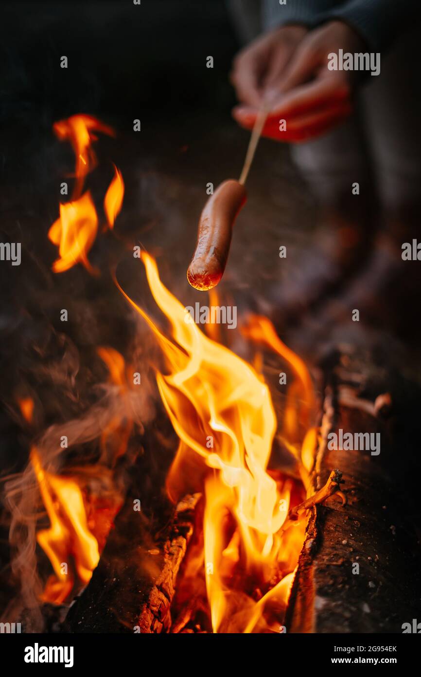Picknick in der Natur mit Lagerfeuer Stockfoto
