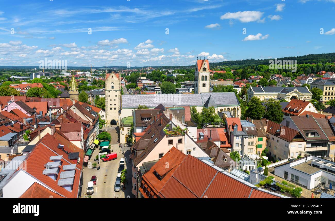 Skyline von Ravensburg, Baden-Württemberg, Deutschland, Europa. Luftaufnahme der alten Häuser der Stadt Ravensburg im Sommer. Panorama der schwäbischen Stadt unter blauem sk Stockfoto