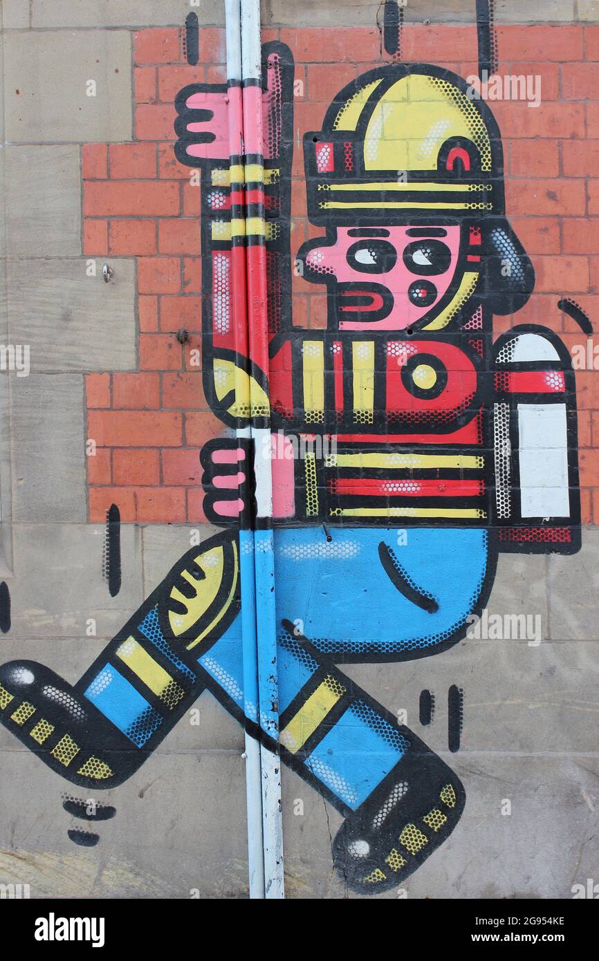 Fireman Sliding Down Pole Street Art, Liverpool, Großbritannien Stockfoto