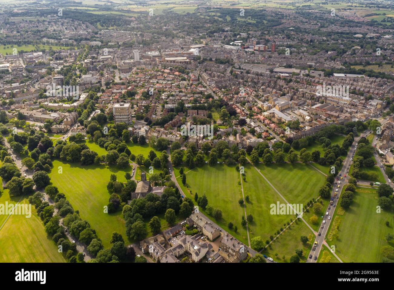HARROGATE, GROSSBRITANNIEN – 23. JULI 2021. Eine Luftaufnahme des Stadtzentrums von Harrogate und der Straße in North Yorkshire, Großbritannien Stockfoto