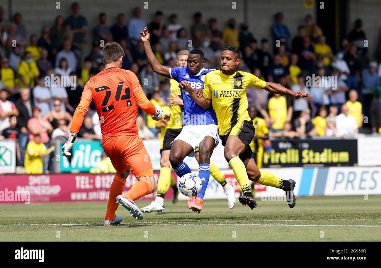 Patson Daka (Mitte) von Leicester City und Michael Mancienne von Burton Albion kämpfen während des Freundschaftsspiel vor der Saison im Pirelli Stadium, Burton-upon-Trent, um den Ball. Bilddatum: Samstag, 24. Juli 2021. Stockfoto