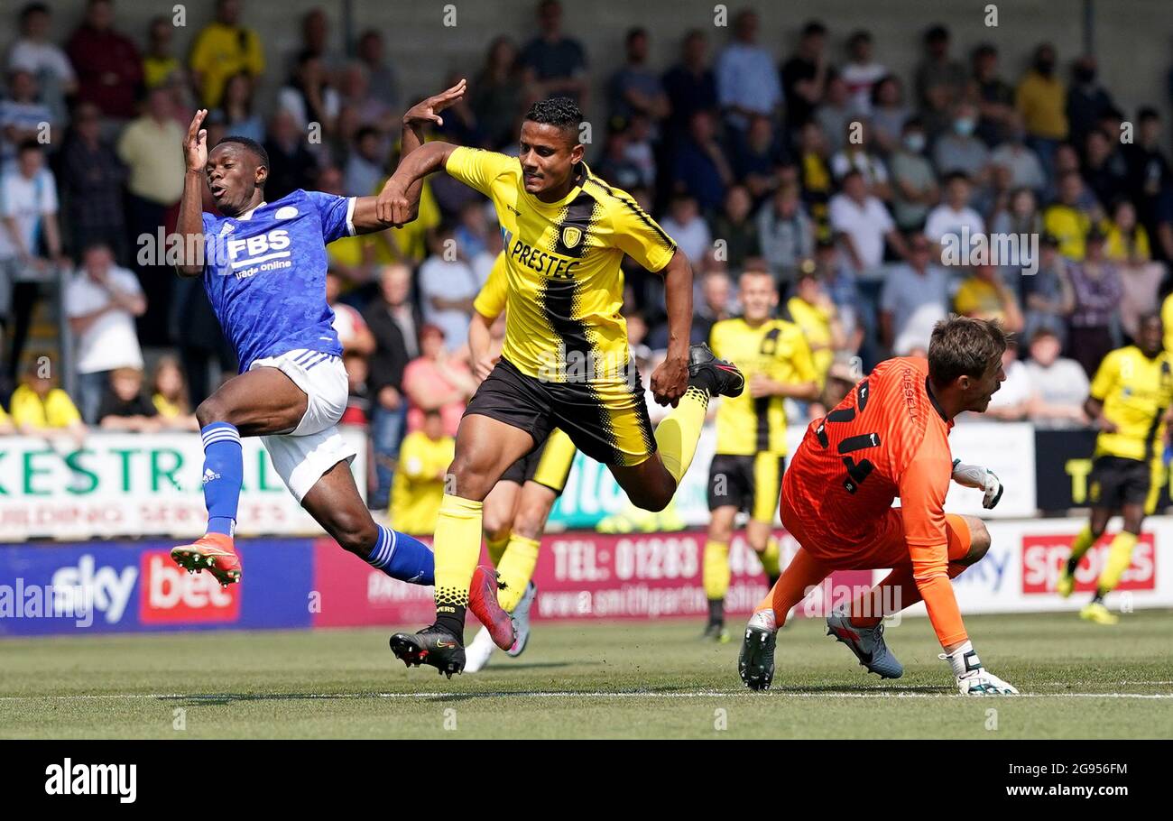 Patson Daka von Leicester City (links) und Michael Mancienne von Burton Albion kämpfen während des Vorsaison-Freundschaftsspiel im Pirelli Stadium, Burton-upon-Trent, um den Ball. Bilddatum: Samstag, 24. Juli 2021. Stockfoto
