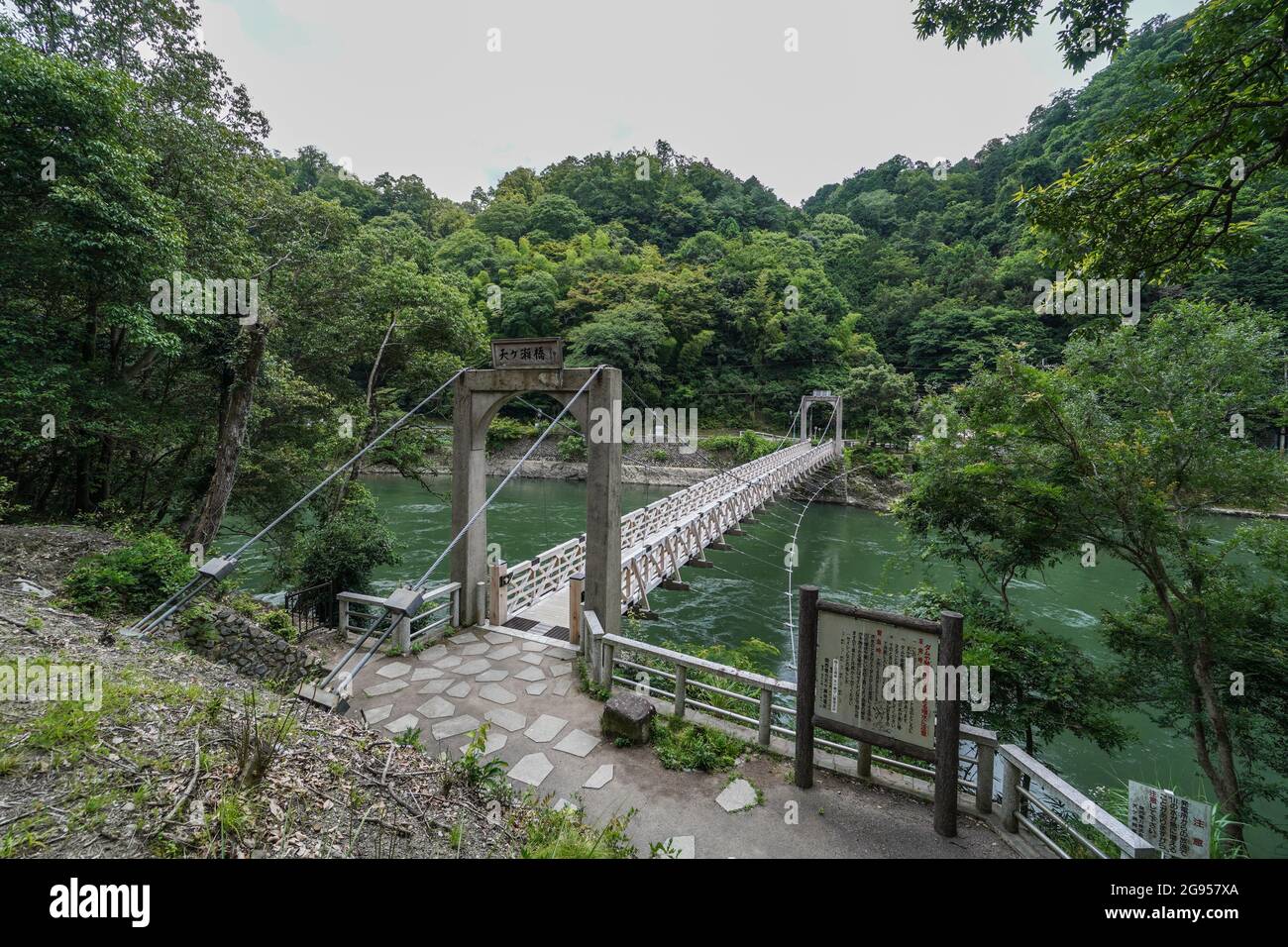 Hölzerne Hängebrücke über den Uji-Fluss in Kyoto, Japan Stockfoto