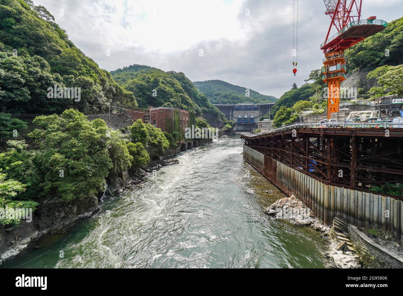 Amagase-Staudamm und Shizukawa-Wasserkraftwerk am Uji-Fluss in Uji, Kyoto, Japan Stockfoto
