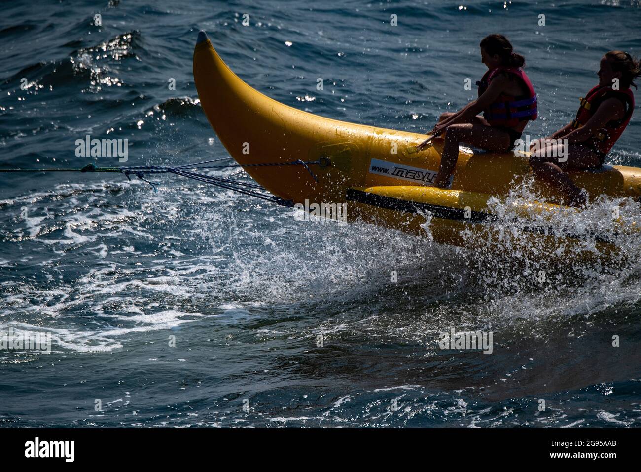 24. Juli 2021, Mecklenburg-Vorpommern, Heringsdorf: Das Surfen mit der Banane gehört während der Hochsommersaison zu den sportlichen Attraktionen am Strand in den Ostseebädern auf der Insel Usedom. Das ehemalige Fischerdorf an der Ostsee zieht in den Sommermonaten Tausende von Urlaubern und Touristen an. Foto: Stefan Sauer/dpa Stockfoto