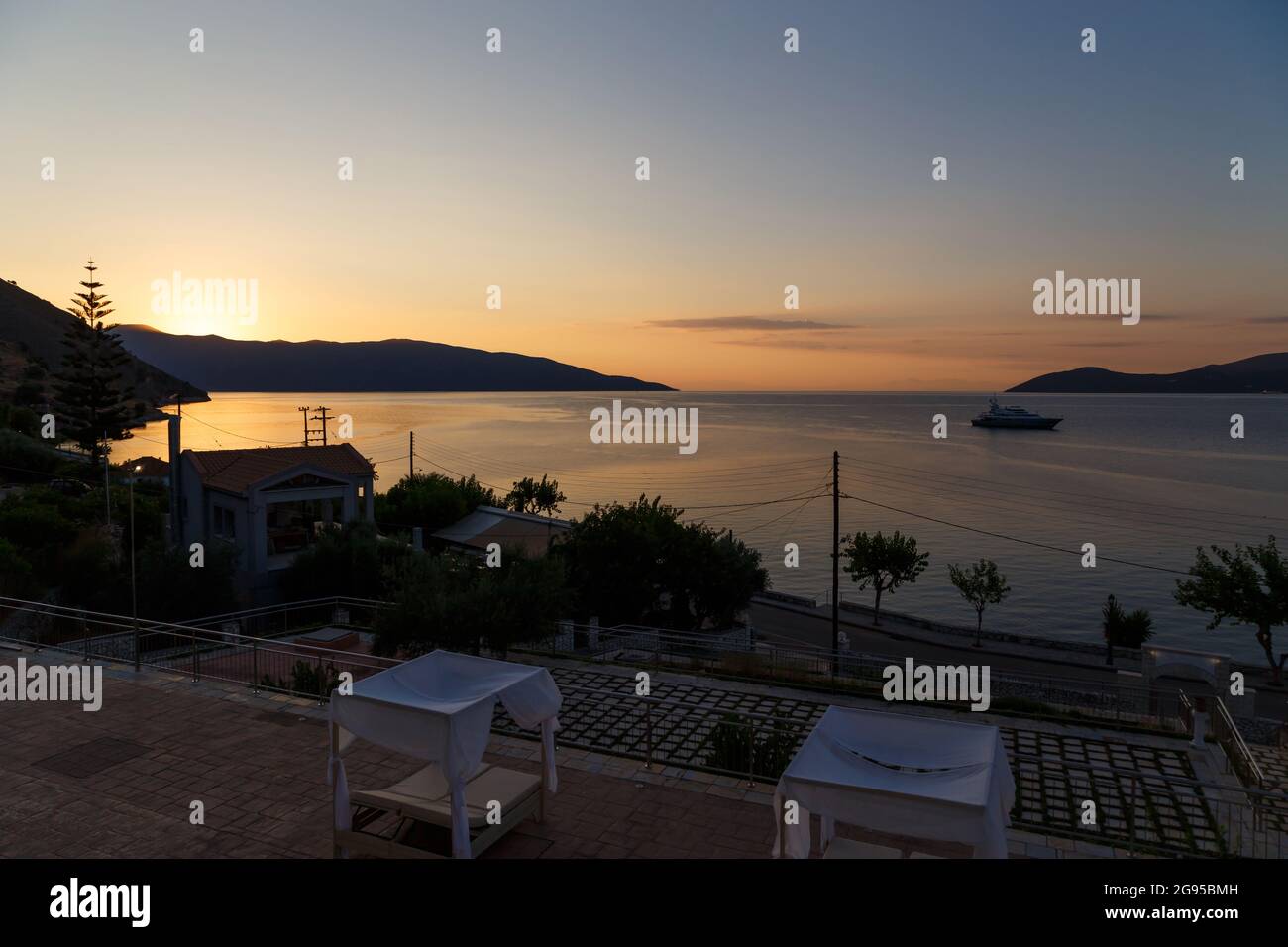 Sonnenaufgang auf der griechischen Insel. Schöne Aussicht auf Agia Efimia Bucht am frühen Morgen, Insel Cefalonia, Griechenland Stockfoto