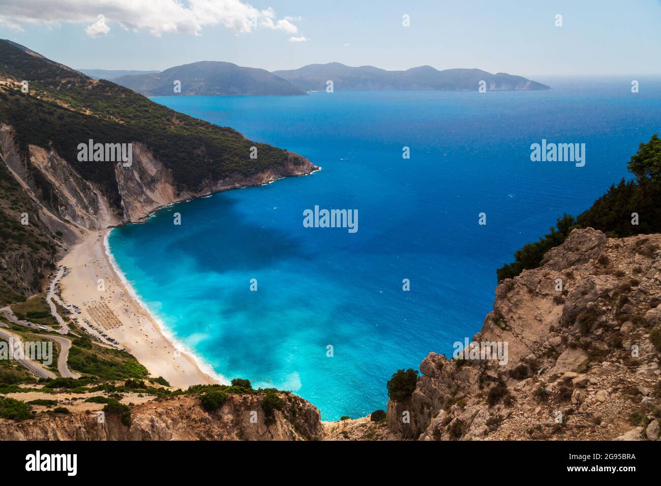 Ein Blick von oben auf Myrtos Beach und fantastisches türkisblaues und blaues Ionisches Meer. Luftaufnahme, Sommerlandschaft der berühmten und äußerst beliebten Reise-Desti Stockfoto