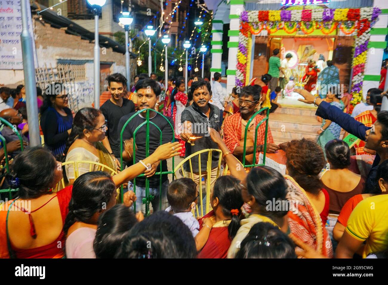 HOWRAH, WESTBENGALEN, INDIEN -15. APRIL 2018 : hinduistisch-bengalische Anhänger, die versuchen, das heilige Licht als Ritual zu berühren, um den Segen von Lord shiva für bengalisch neu zu erhalten Stockfoto