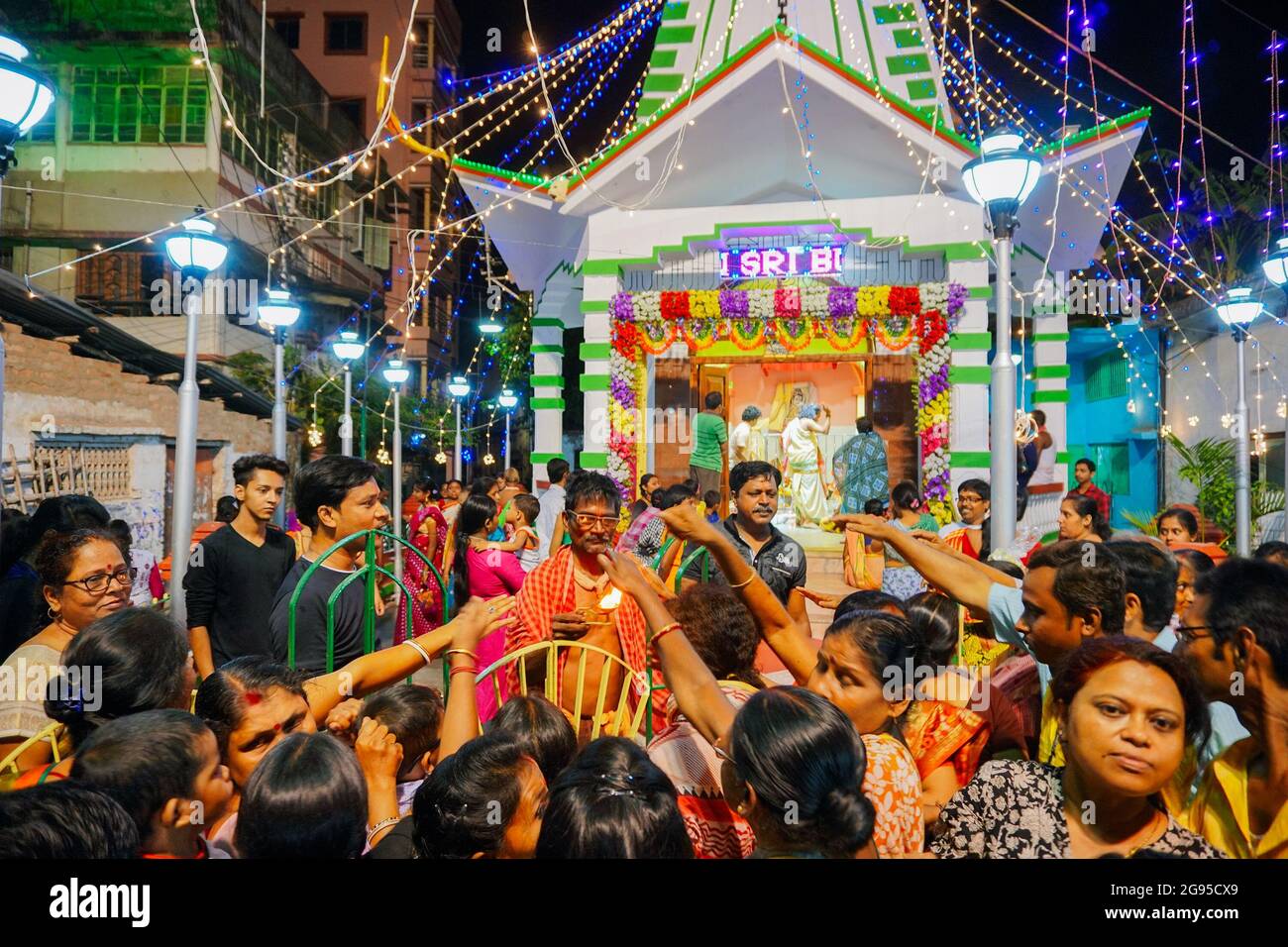 HOWRAH, WESTBENGALEN, INDIEN -15. APRIL 2018 : hinduistisch-bengalische Anhänger, die versuchen, das heilige Licht als Ritual zu berühren, um den Segen von Lord shiva für bengalisch neu zu erhalten Stockfoto