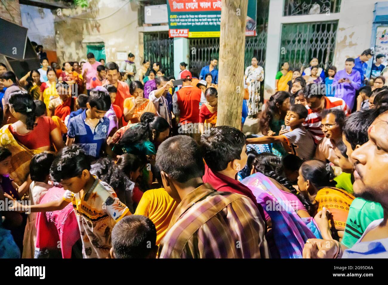 Howrah, Westbengalen, Indien - 15th. April 2019 : Hindu-Anhänger beten zu Heiligem Holz - während Gajan und Charak Puja - einem hinduistischen Fest. Herr Shiva. Stockfoto