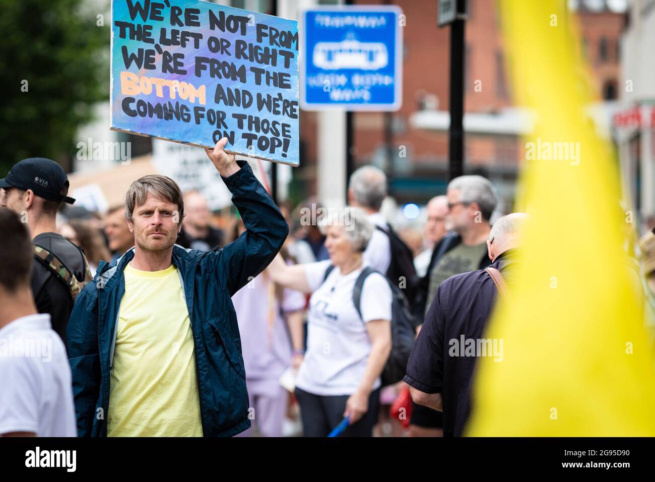 Manchester, Großbritannien. Juli 2021. Ein Mann mit einem Plakat schließt sich den Demonstranten gegen die Aussperrung an. Menschen marschieren durch Piccadilly zu einer weltweiten Kundgebung für Freiheit. Kredit: Andy Barton/Alamy Live Nachrichten Stockfoto