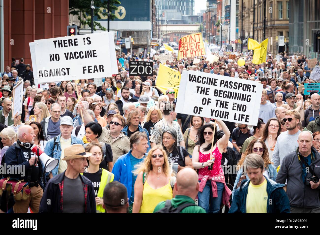 Manchester, Großbritannien. Juli 2021. Hunderte von Demonstranten mit Anti-COVID19-Impfplakaten kommen über die Stadt. Menschen marschieren durch Piccadilly zu einer weltweiten Kundgebung für Freiheit. Kredit: Andy Barton/Alamy Live Nachrichten Stockfoto