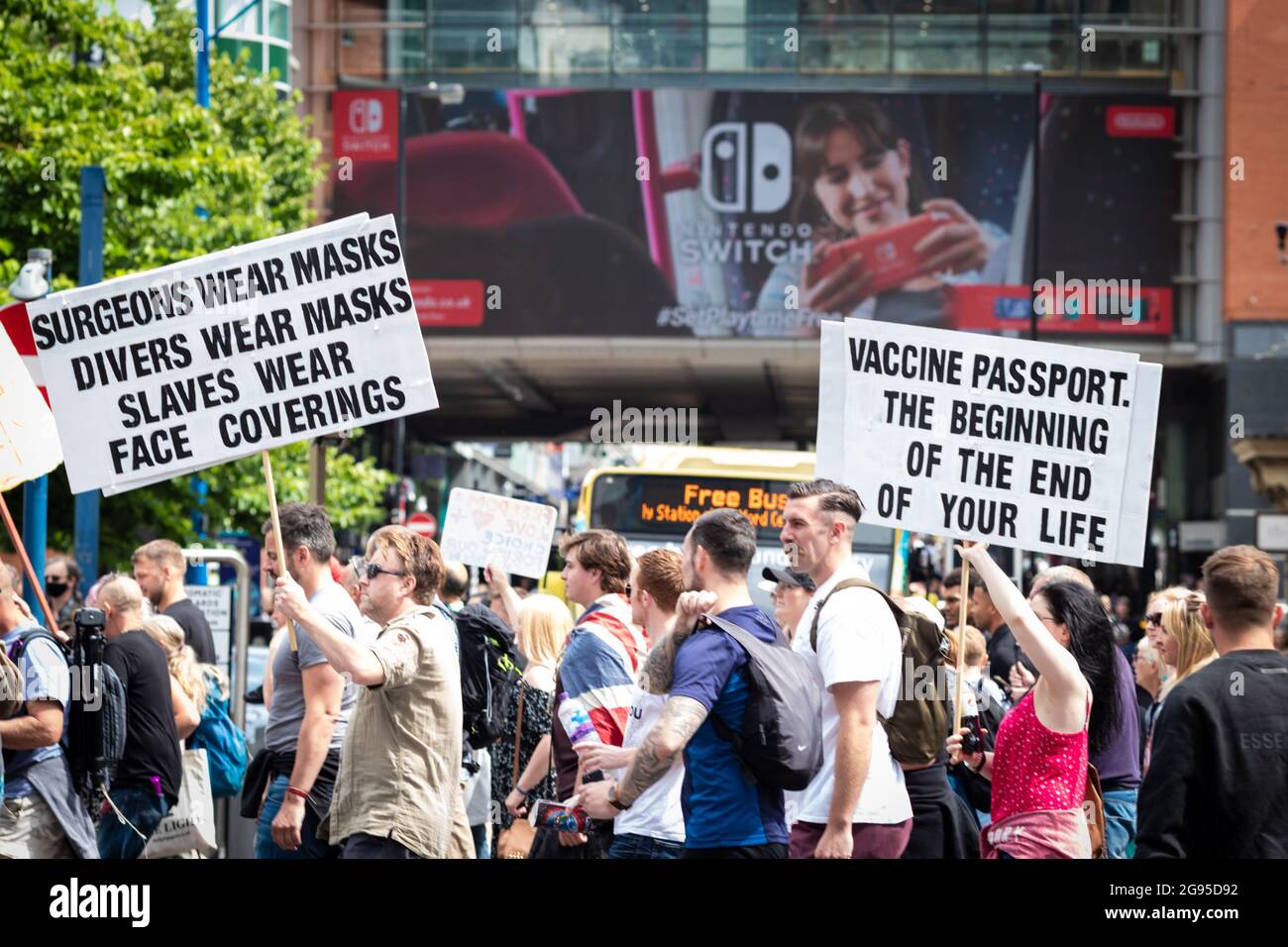 Manchester, Großbritannien. Juli 2021. Hunderte von Demonstranten mit Anti-COVID19-Impfplakaten kommen über die Stadt. Menschen marschieren durch Piccadilly zu einer weltweiten Kundgebung für Freiheit. Kredit: Andy Barton/Alamy Live Nachrichten Stockfoto