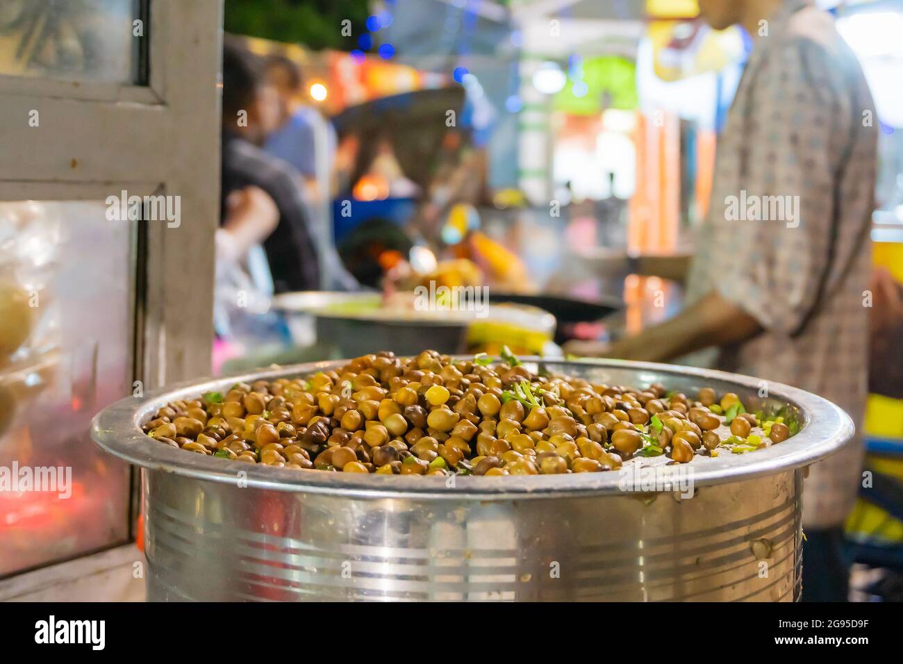 Chana oder chola oder Matar für die Zubereitung von Ghugni und Chotpoti, zarten indischen bengalischen berühmten Street Food Dihes, werden zur Zubereitung gelagert. Gajan festiva Stockfoto