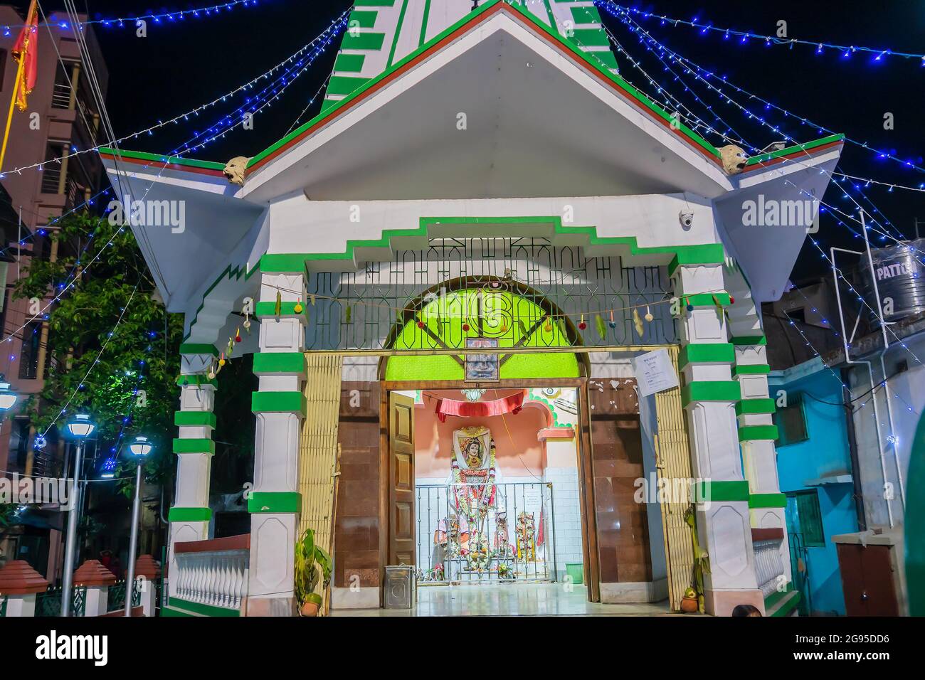 Howrah, Westbengalen, Indien - 14. April 2019: Beleuchteter Tempel von Lord Shiva am Vorabend des bengalischen Neujahrs, bekannt als Gajan- oder Charak-Festival, Stockfoto