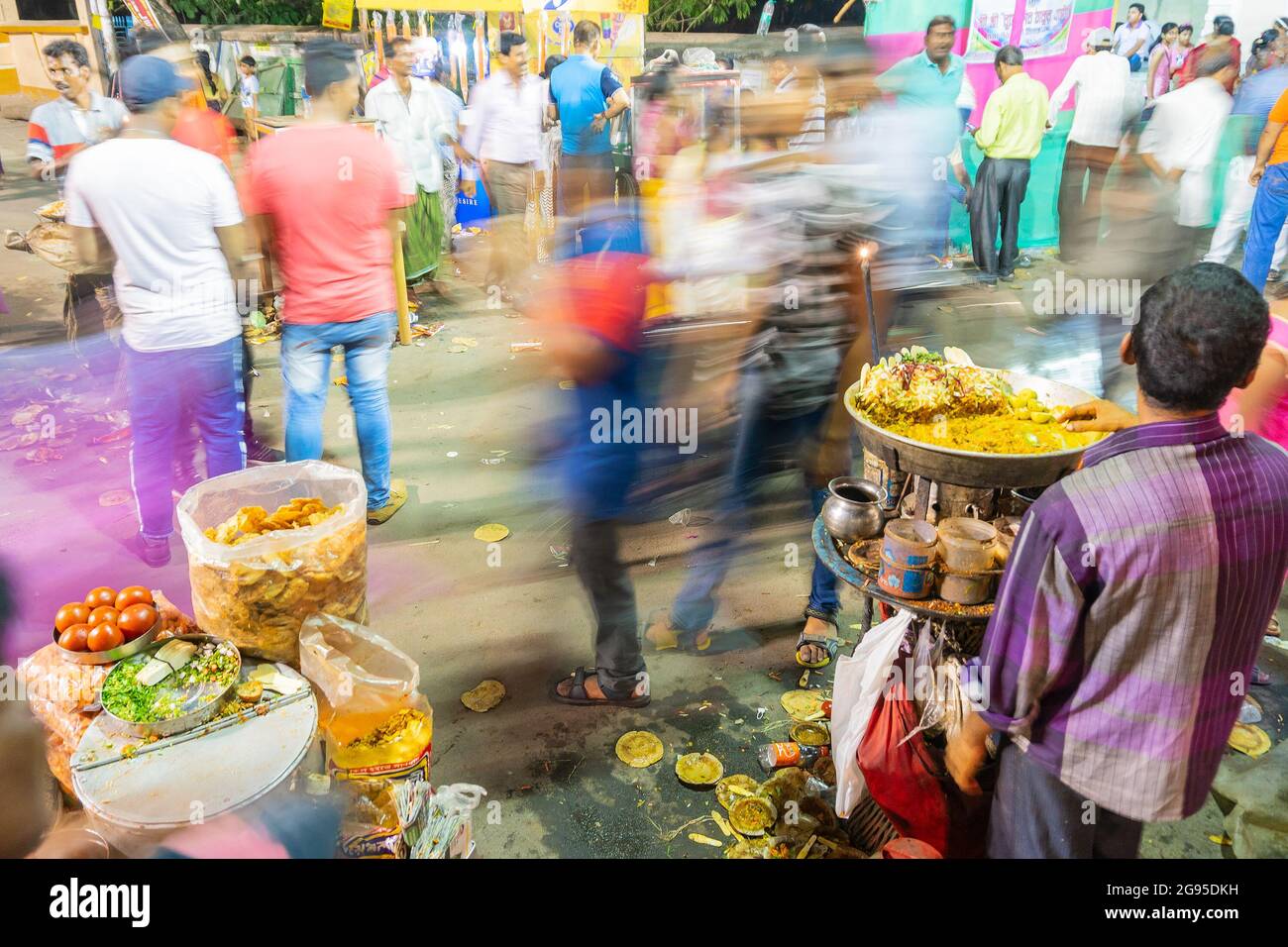 Howrah, Westbengalen, Indien - 14. April 2019 : Chotpoti und Velpuri, indische bengalische Gerichte am Straßenrand, die am bengalischen Neujahr, bekannt als Gajan, verkauft werden Stockfoto