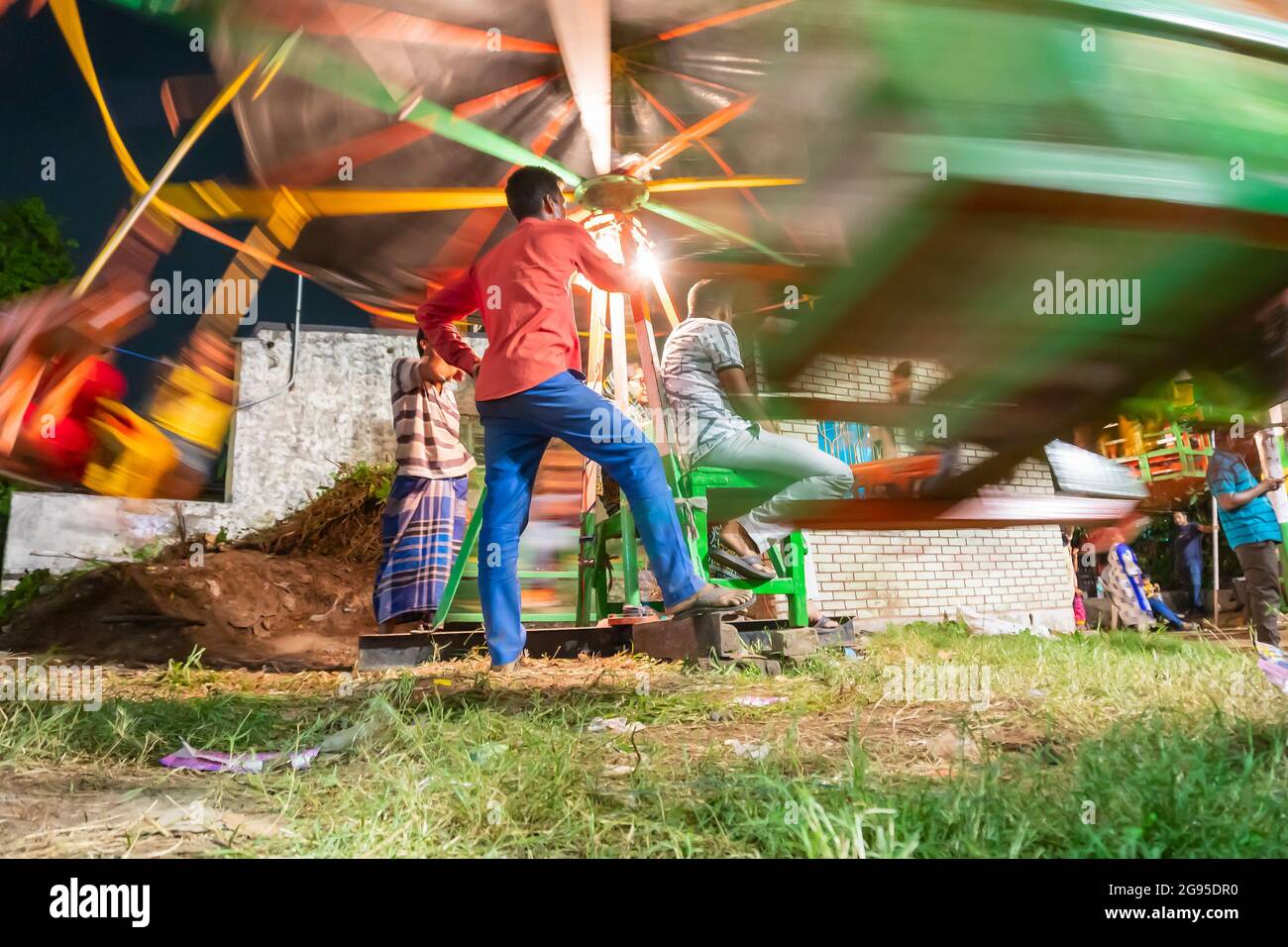Howrah, Westbengalen, Indien - 14. April 2019 : Person beim Reiten Kinder auf Nagordola - eine traditionelle Vergnügungsfahrt, um den ersten Tag zu feiern Stockfoto