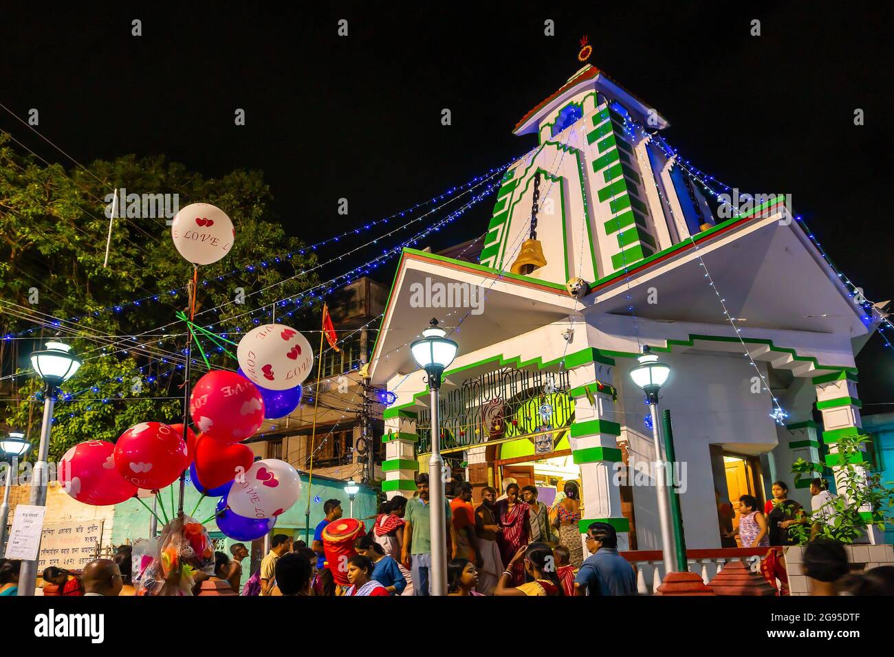 Howrah, Westbengalen, Indien - 14th. April 2019 : farbenfrohe Ballone werden vor dem Tempel von Lord Shiva am Vorabend des bengalischen Neujahrs verkauft. Stockfoto