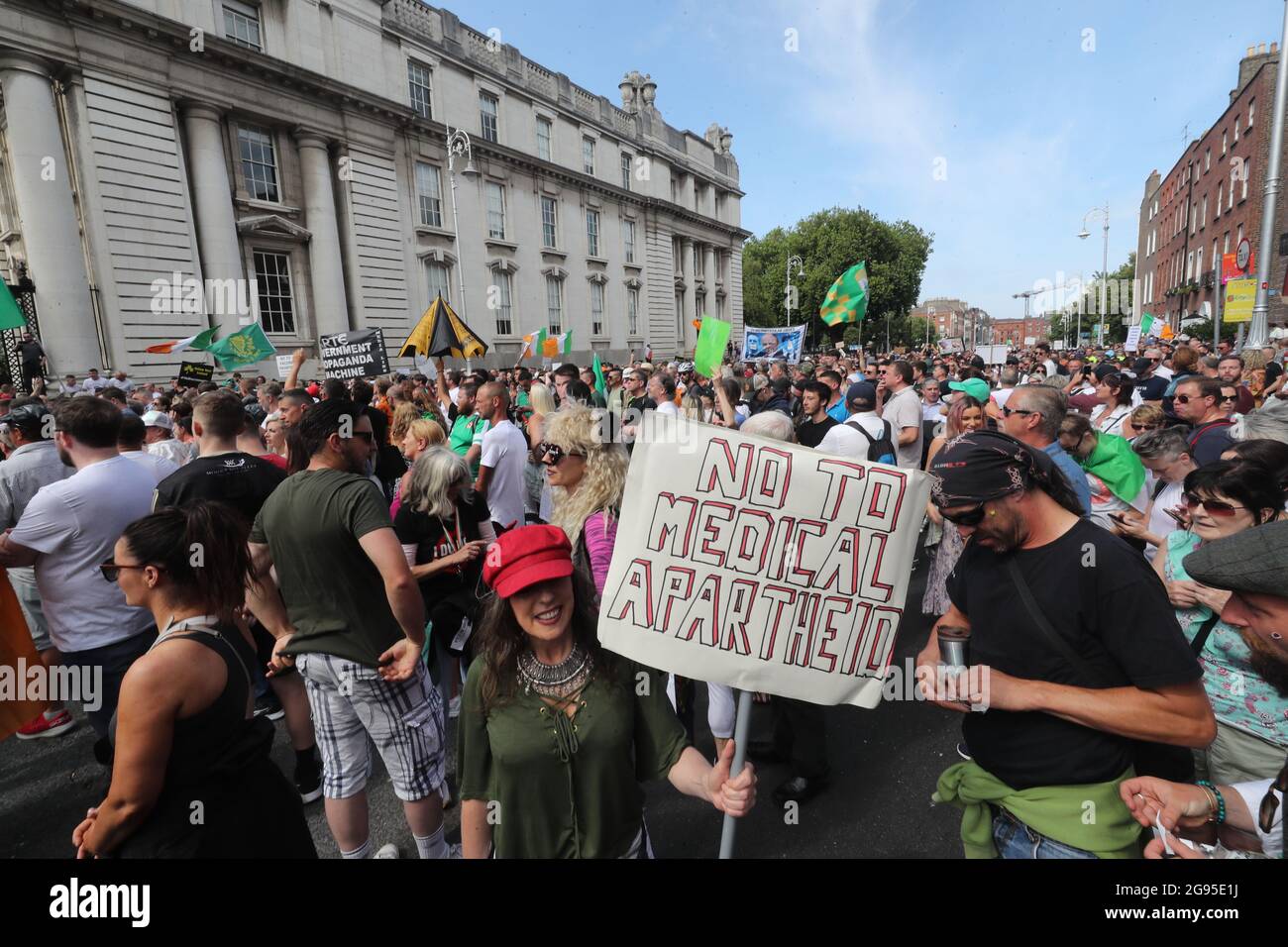 Menschen protestieren vor Regierungsgebäuden während eines Anti-Restriction- und Anti-Impfstoff-Protests in Dublin. Bilddatum: Samstag, 24. Juli 2021. Stockfoto