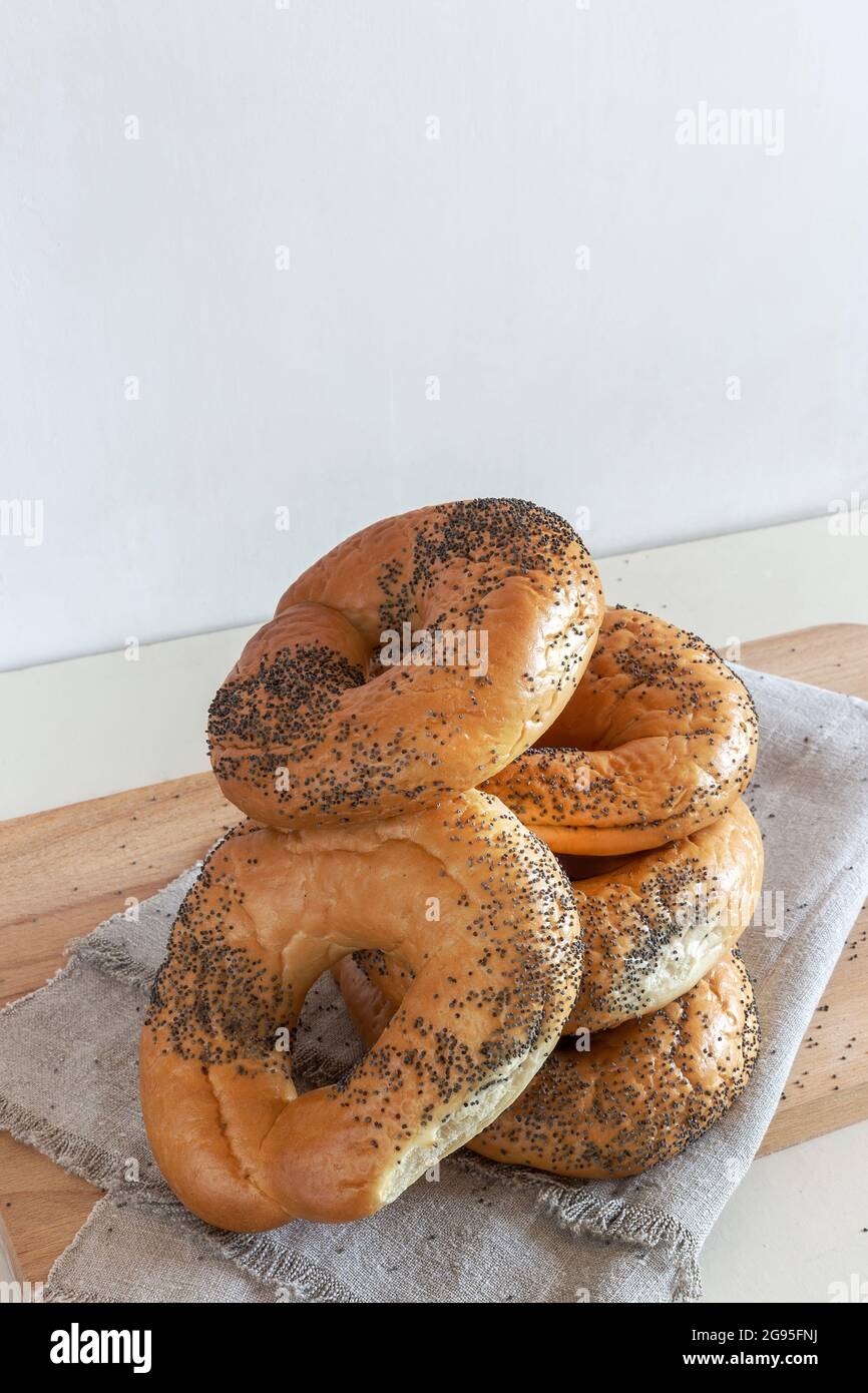 Bagels mit Mohn auf Serviette Stockfoto