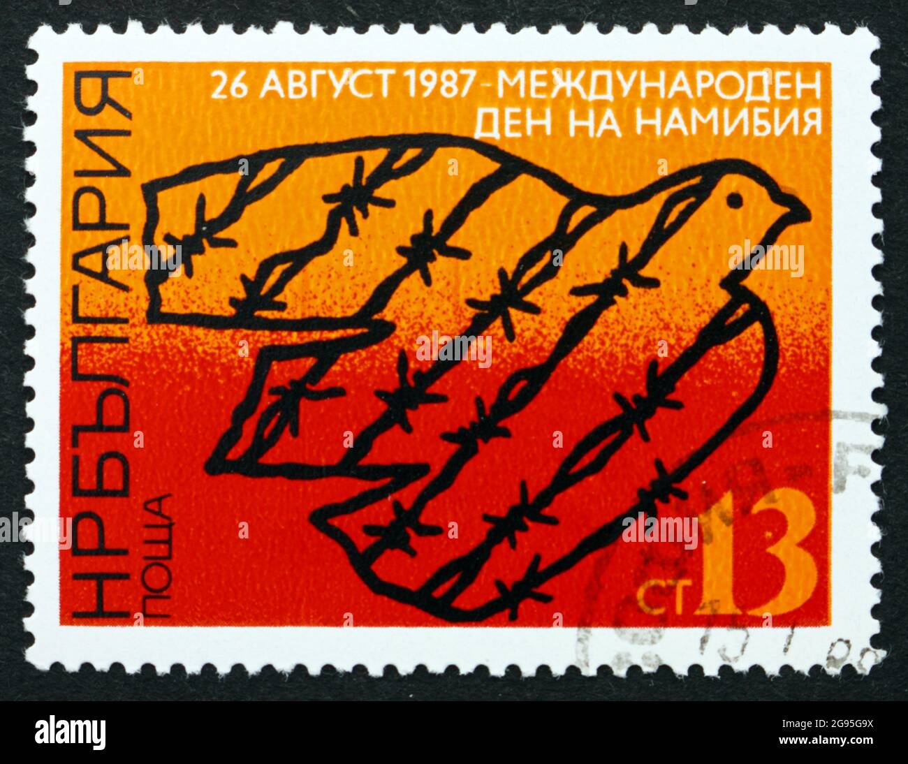 BULGARIEN - UM 1987: Eine in Bulgarien gedruckte Marke zeigt Taube und Stacheldraht, Namibia Day, um 1987 Stockfoto