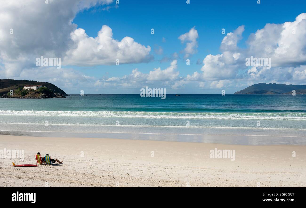 Pärchen genießen einen tropischen Wüstenstrand auf dem Sand in Cabo Frio Brasilien Stockfoto