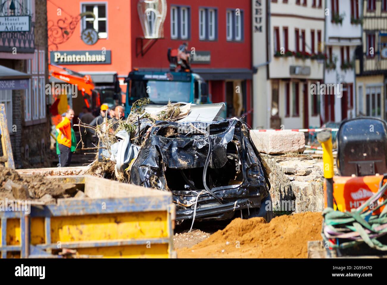 24. Juli 2021, Nordrhein-Westfalen, Bad Münstereifel: Zerstörte Autos stehen in der verwüsteten Stadt nach der Flutkatastrophe in Nordrhein-Westfalen. Foto: Thomas Banneyer/dpa Stockfoto