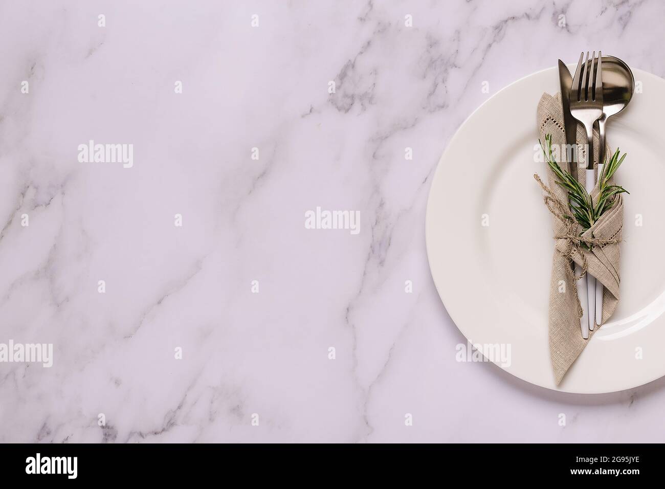 Leeren weißen Teller mit Besteck reinigen. Platz kopieren, Modell nach oben, Draufsicht. Konzept für Menü mit Utensil. Stockfoto