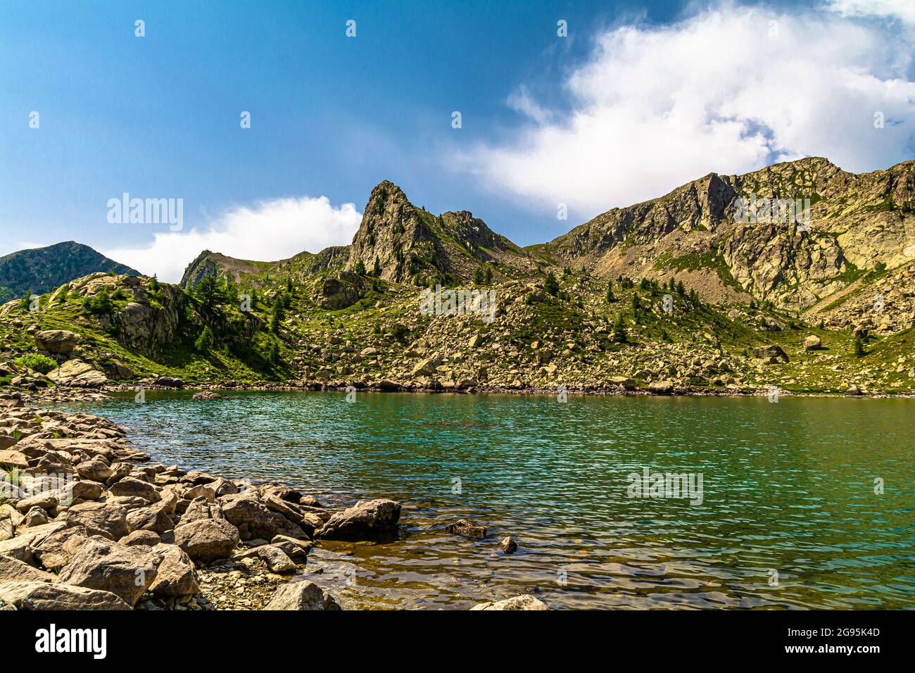Die Seen der Alpen von Cuneo sind Perlen, die am Fuße der schönsten Berge des Piemont in Norditalien liegen Stockfoto