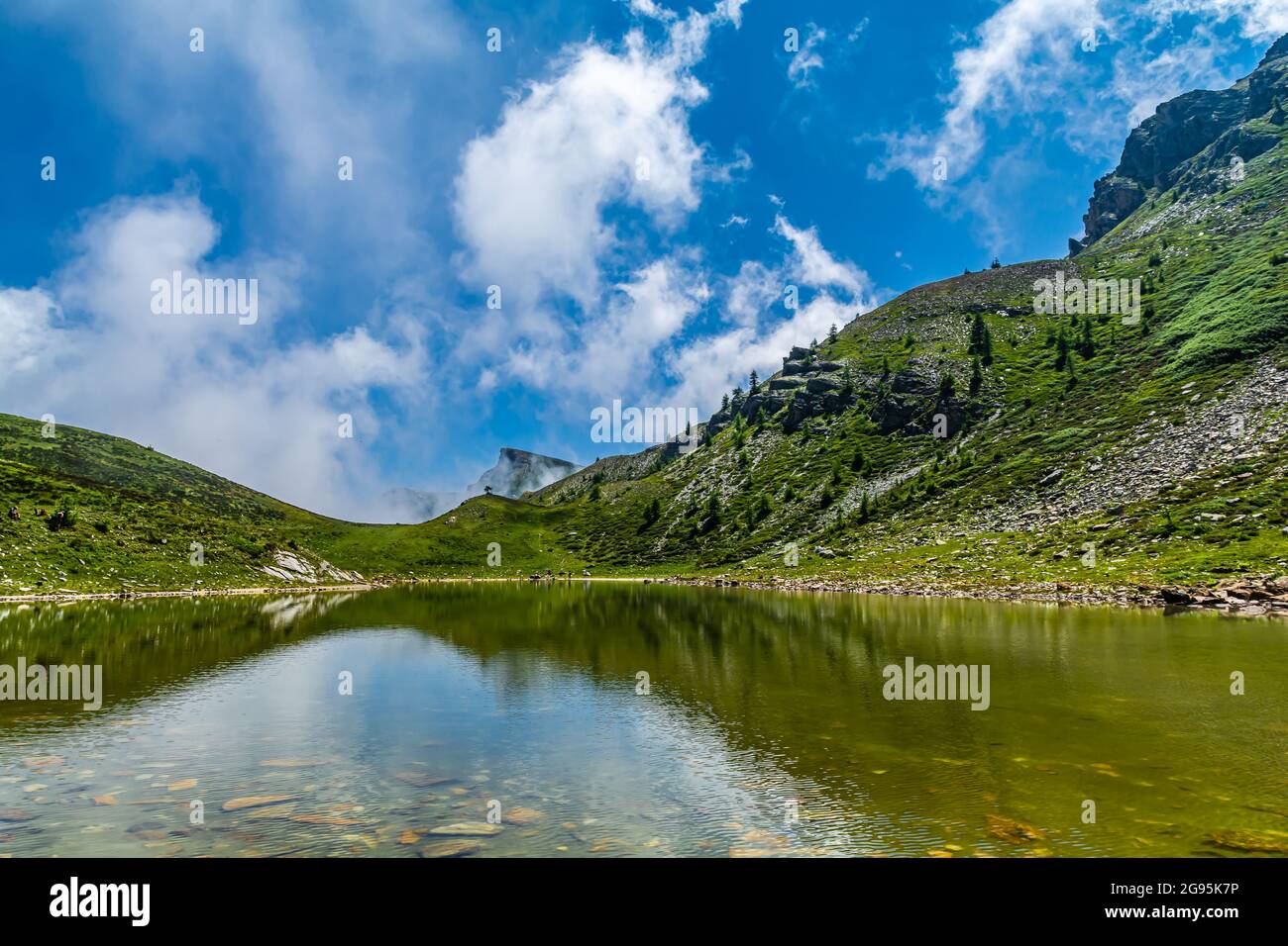 Die Seen der Alpen von Cuneo sind Perlen, die am Fuße der schönsten Berge des Piemont in Norditalien liegen Stockfoto