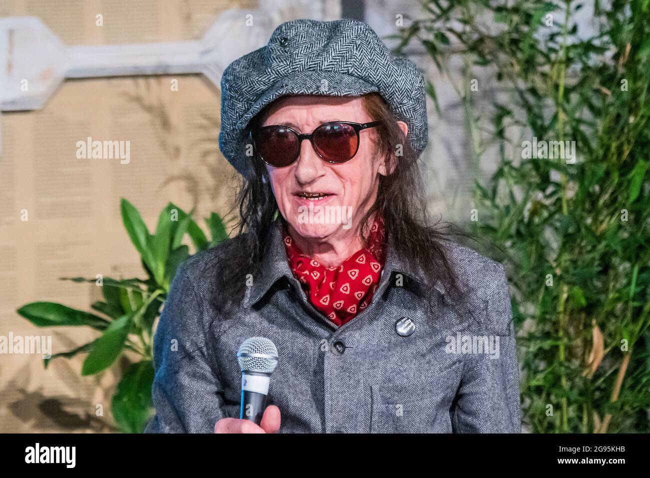 Henham Park, Suffolk, Großbritannien. Juli 2021. Dr. John Cooper Clarke (im Bild) im Gespräch mit Johnny Green - dem Latitude Festival 2021, Henham Park. Suffolk, kehrt als covid Testereignis nach einem Jahr aus wegen der Pandemie zurück. Kredit: Guy Bell/Alamy Live Nachrichten Stockfoto