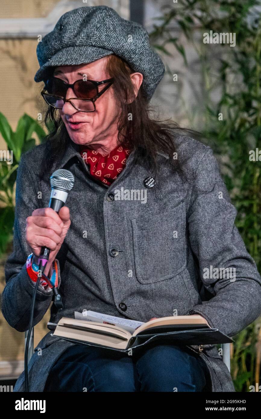 Henham Park, Suffolk, Großbritannien. Juli 2021. Dr. John Cooper Clarke (im Bild) im Gespräch mit Johnny Green - dem Latitude Festival 2021, Henham Park. Suffolk, kehrt als covid Testereignis nach einem Jahr aus wegen der Pandemie zurück. Kredit: Guy Bell/Alamy Live Nachrichten Stockfoto