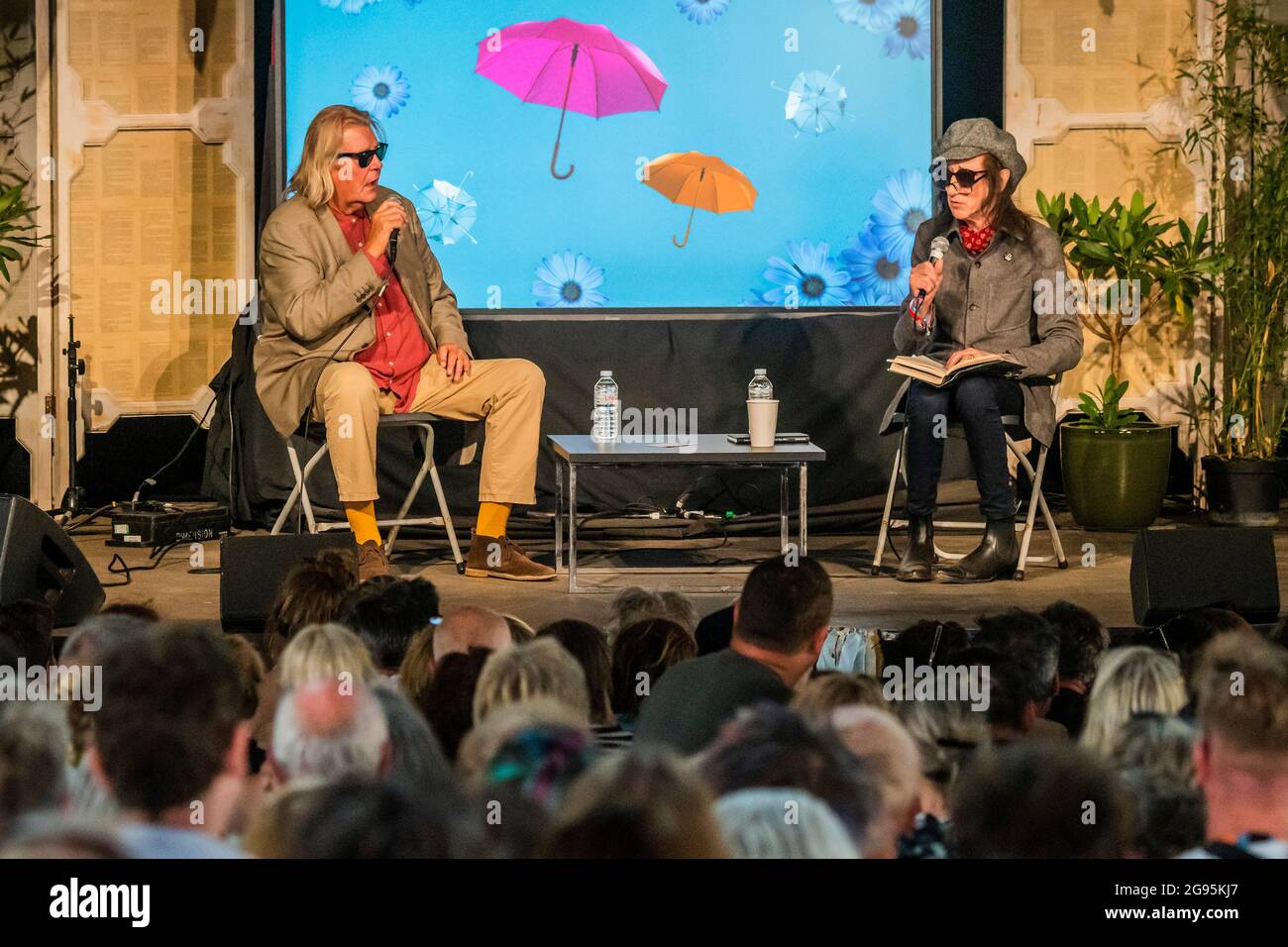 Henham Park, Suffolk, Großbritannien. Juli 2021. Dr. John Cooper Clarke im Gespräch mit Johnny Green - das Latitude Festival 2021, Henham Park. Suffolk, kehrt als covid Testereignis nach einem Jahr aus wegen der Pandemie zurück. Kredit: Guy Bell/Alamy Live Nachrichten Stockfoto