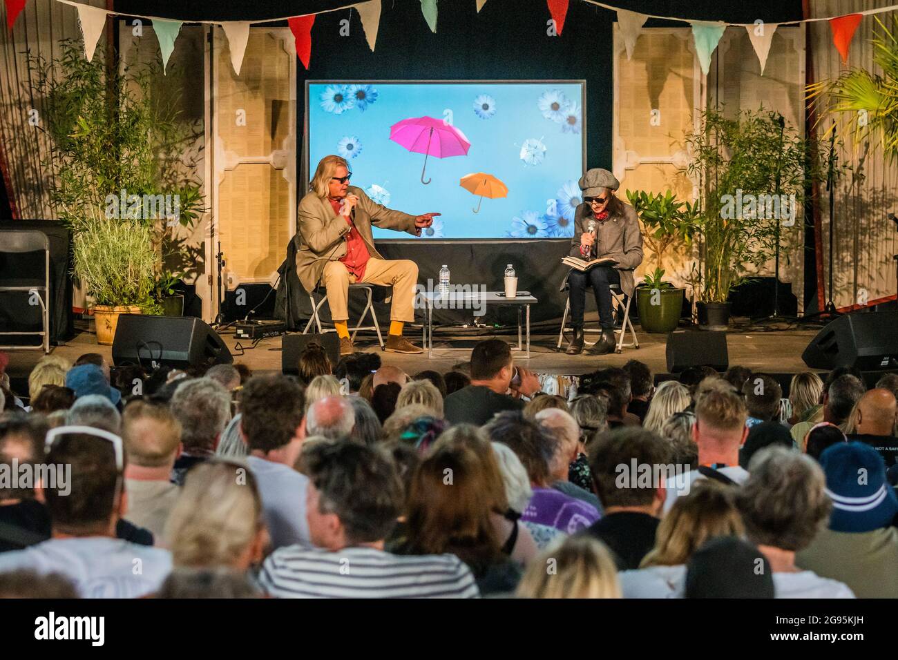 Henham Park, Suffolk, Großbritannien. Juli 2021. Dr. John Cooper Clarke im Gespräch mit Johnny Green - das Latitude Festival 2021, Henham Park. Suffolk, kehrt als covid Testereignis nach einem Jahr aus wegen der Pandemie zurück. Kredit: Guy Bell/Alamy Live Nachrichten Stockfoto