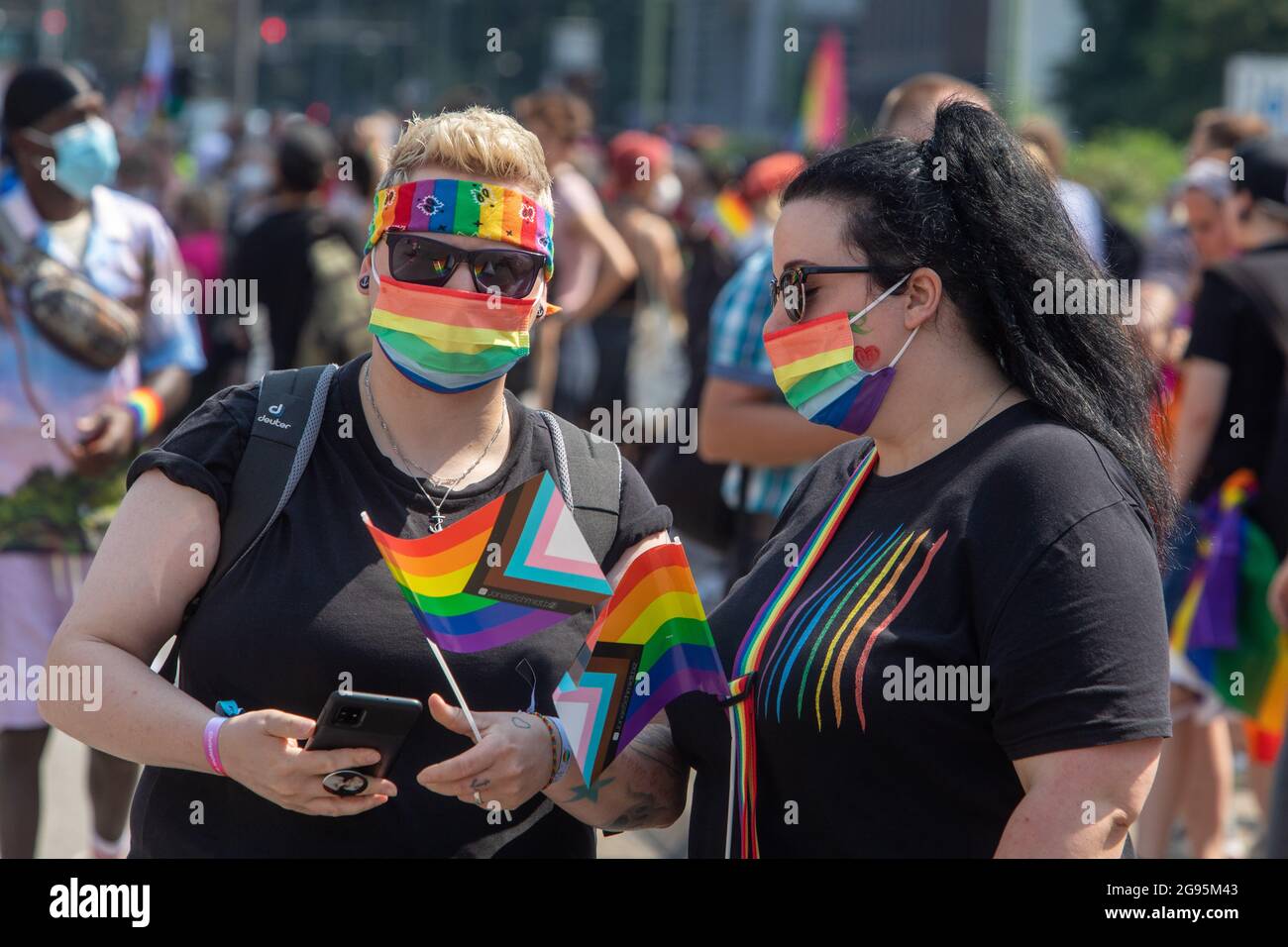 BERLIN, Deutschland. Juli 2021. 24. Juli 2021, Berlin, Deutschland: Der Christopher Street Day ist heute durch die Straßen Berlins gegangen. Der Christopher Street Day wird in Erinnerung an den ersten großen Aufstand von Homosexuellen gegen Polizeiangriffe in Greenwich Village (New York, USA) am 27. Juni 1969 abgehalten. Die sogenannten Stonewall Riots fanden in einer Bar namens Stonewall Inn in der Christopher Street statt. In Deutschland wurde der Christopher Street Day 1979 erstmals in Bremen und Berlin gefeiert. (Bild: © Grzegorz Banaszak/ZUMA Press Wire) Stockfoto