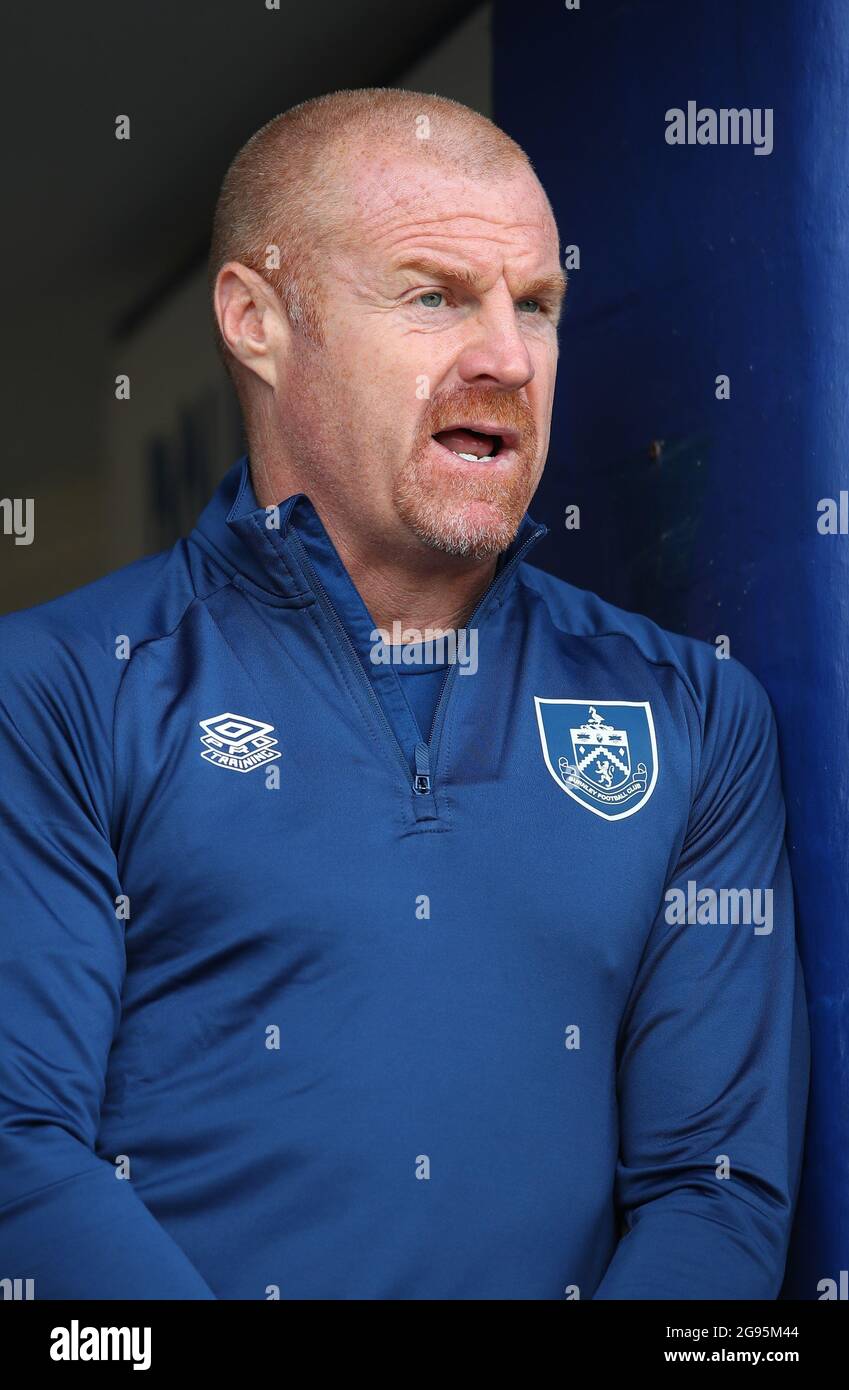 Oldham, England, 24. Juli 2021. Sean Dyche-Manager von Burnley während des Vorsaison-Freundschaftsspiel im Boundary Park, Oldham. Bildnachweis sollte lauten: Simon Bellis / Sportimage Stockfoto