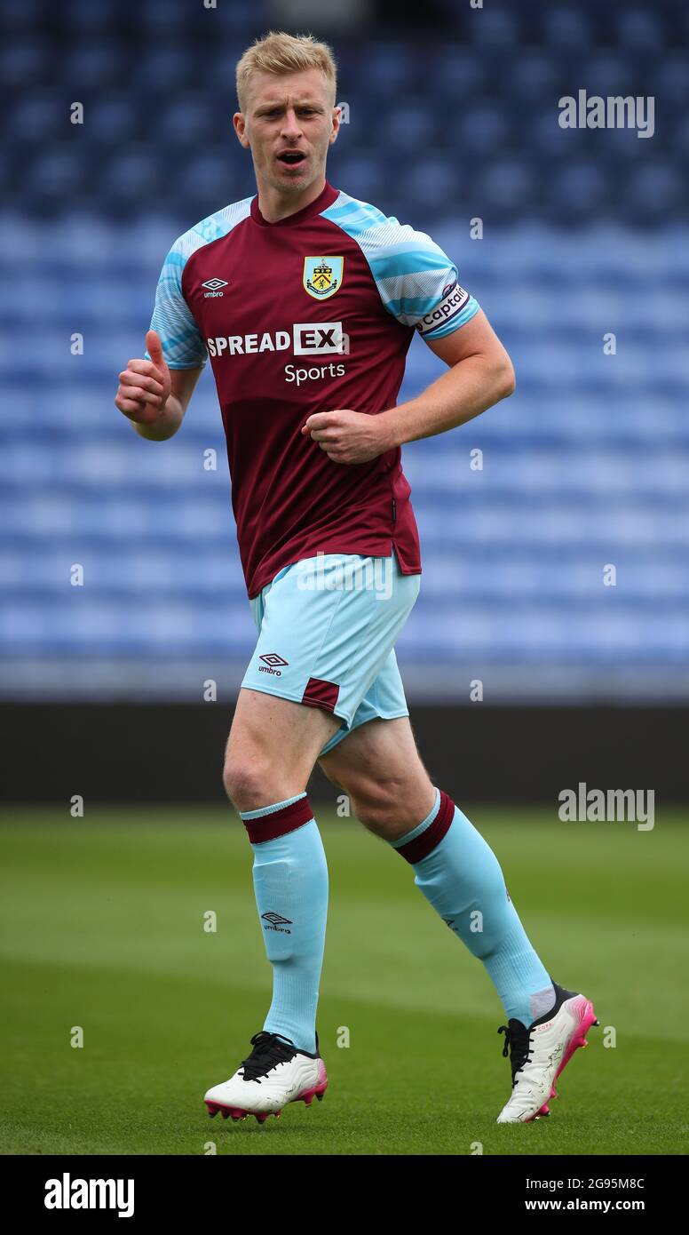 Oldham, England, 24. Juli 2021. Ben Mee von Burnley während des Vorsaison-Freundschaftsspiel im Boundary Park, Oldham. Bildnachweis sollte lauten: Simon Bellis / Sportimage Stockfoto