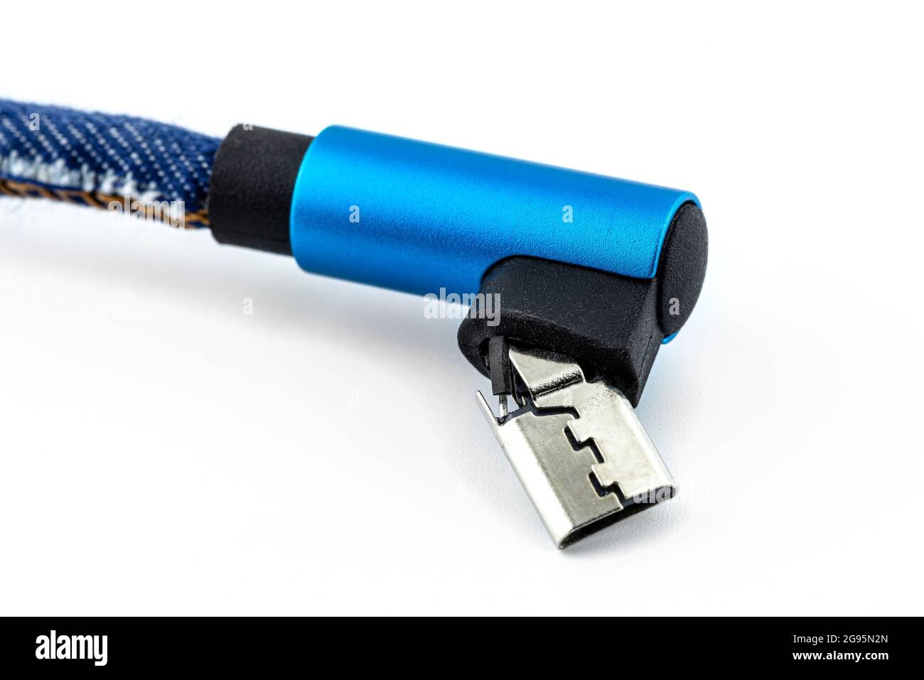 Makroaufnahme des blau beschädigten Endes des USB 2.0 Micro-B-Kabels, isoliert auf weißem Hintergrund. Stockfoto