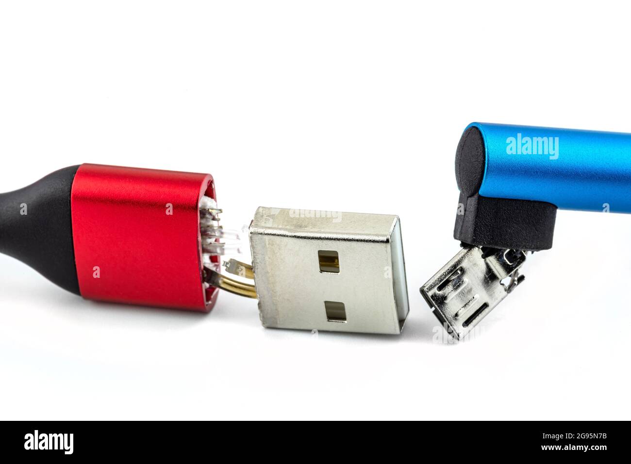 Makroaufnahme des roten und blauen beschädigten Endes des USB 2.0 A-Type- und Micro-B-Kabels, isoliert auf weißem Hintergrund. Stockfoto